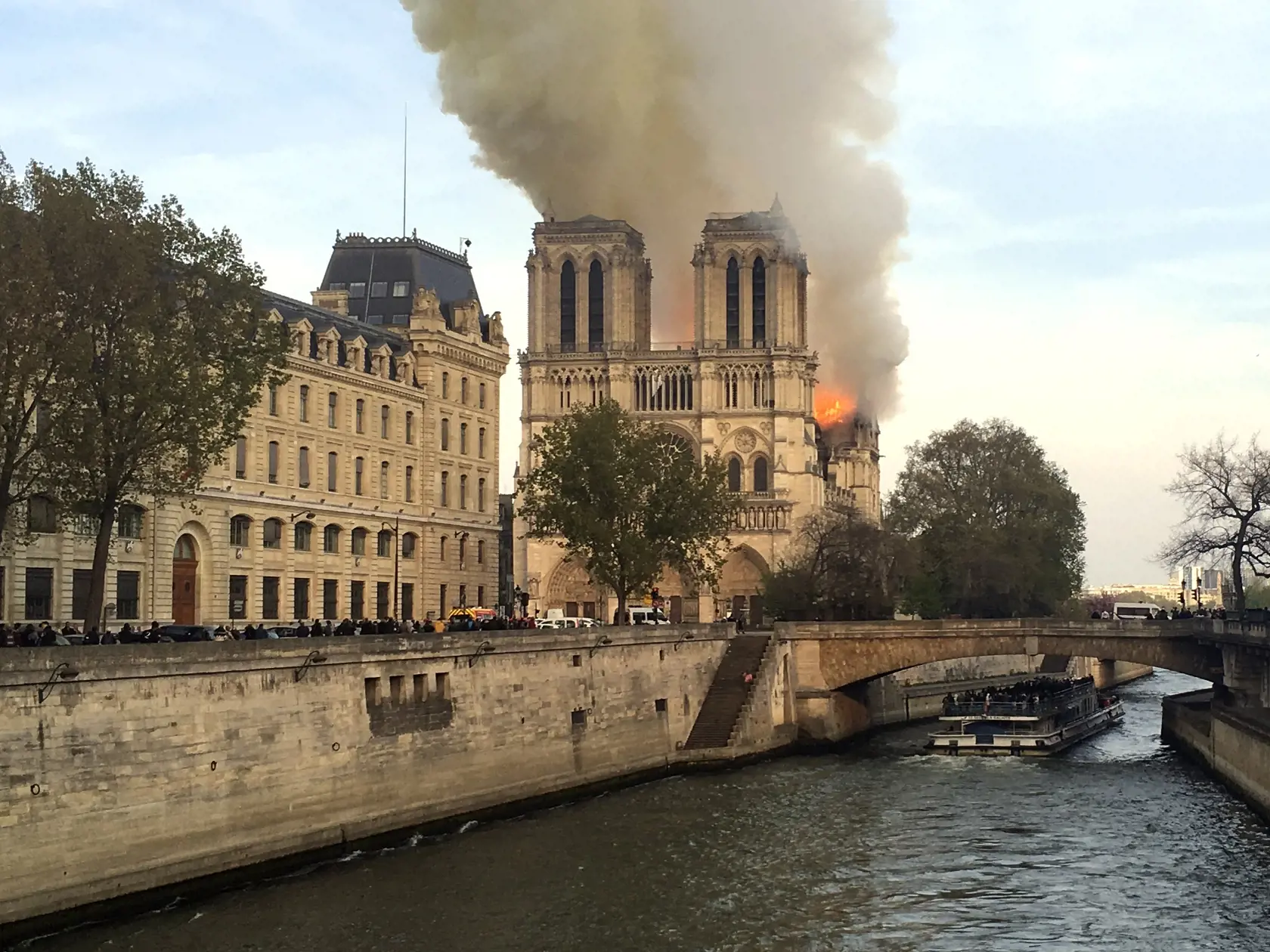 KK29 Paríž - Na snímke Katedrála Notre-Dame počas požiaru 15. apríla 2019 v Paríži. V parížskej Katedrále Notre-Dame vypukol v pondelok popoludní požiar, ktorý môže súvisieť s prebiehajúcimi renovačnými prácami. FOTO TASR/AP
Notre Dame cathedral is burning in Paris, Monday, April 15, 2019. Massive plumes of yellow brown smoke is filling the air above Notre Dame Cathedral and ash is falling on tourists and others around the island that marks the center of Paris. (AP Photo/Lori Hinant)