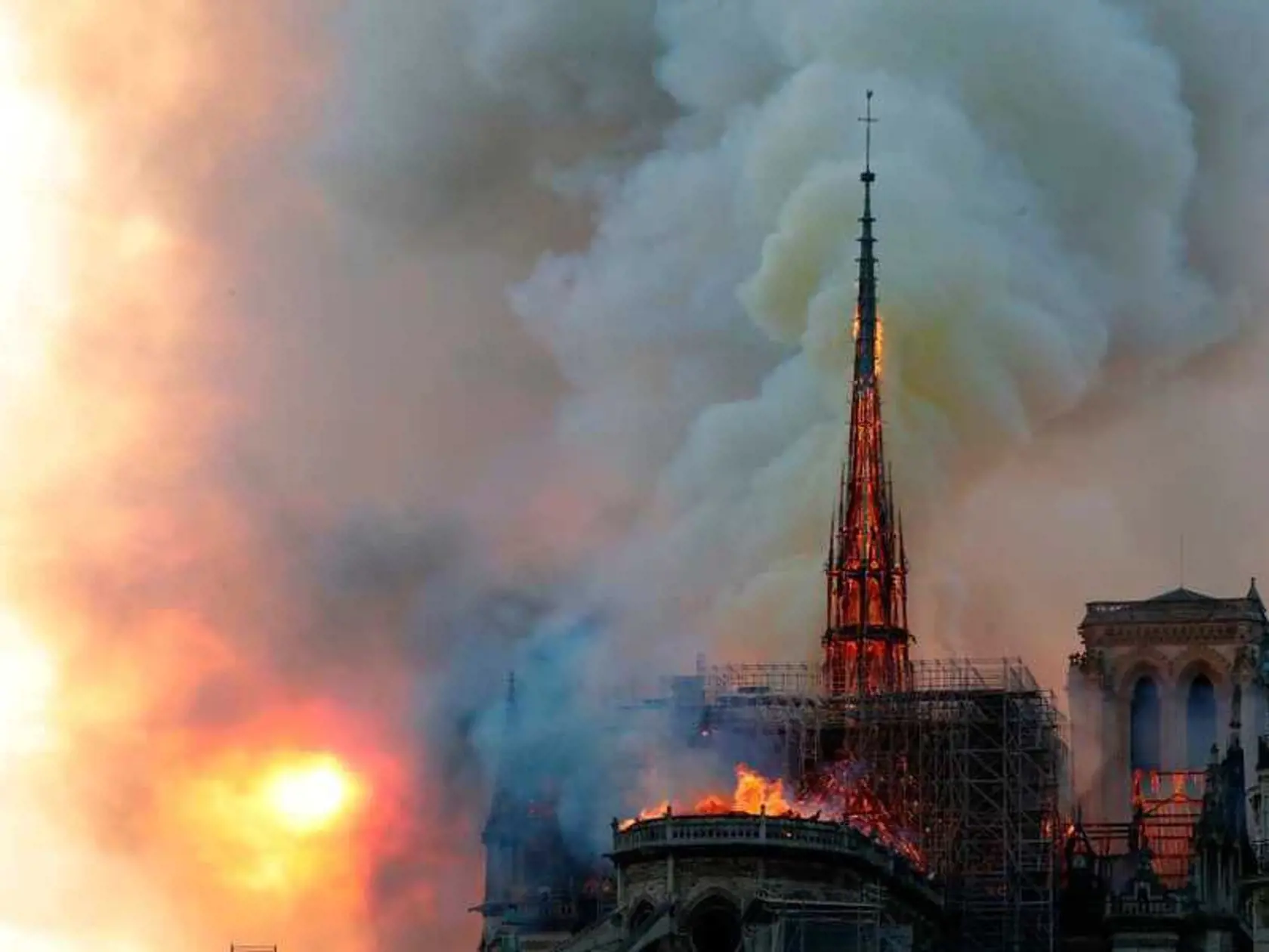 V parížskej Katedrále Notre-Dame vypukol v pondelok popoludní požiar, ktorý môže súvisieť s prebiehajúcimi renovačnými prácami.