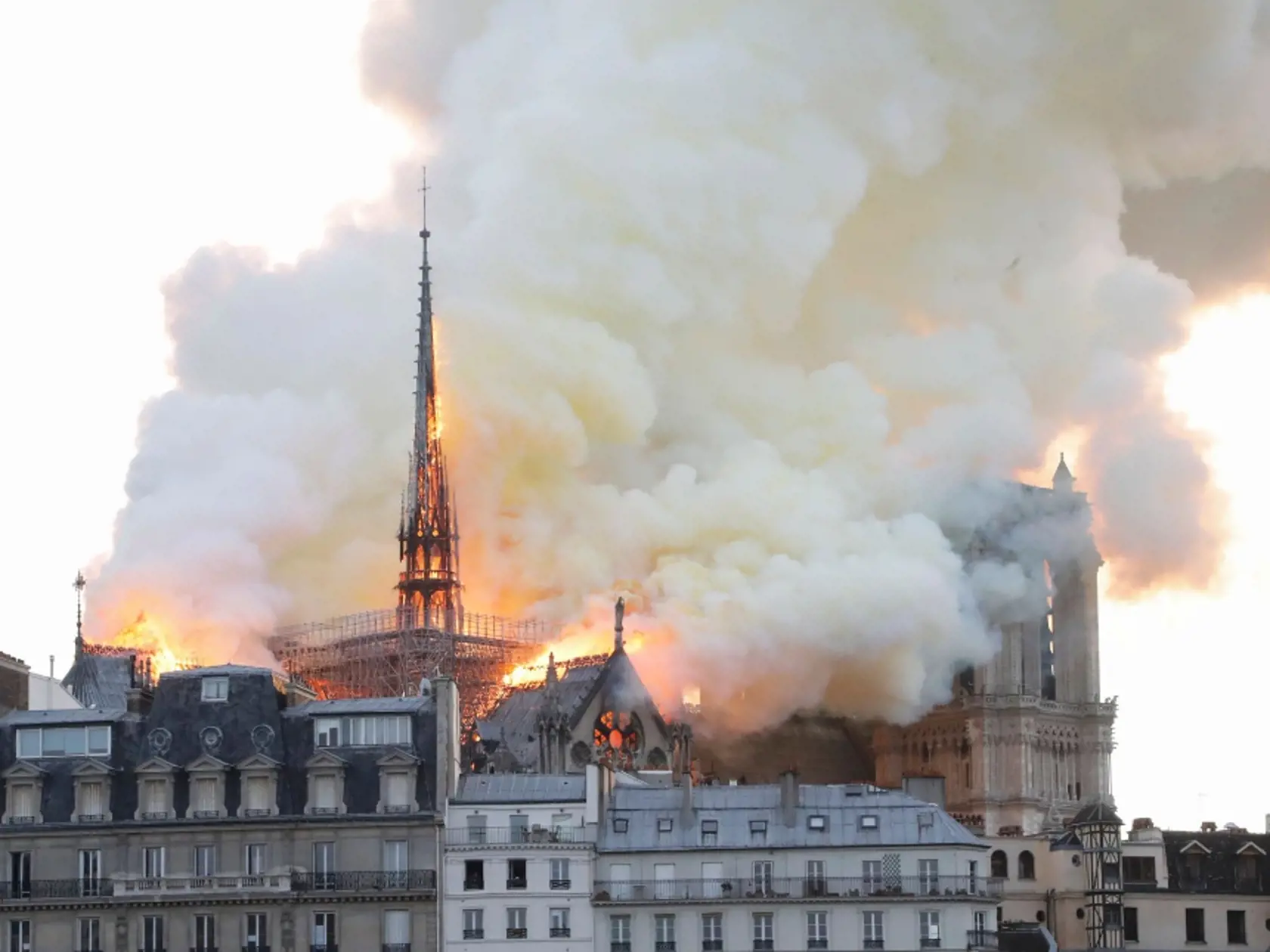 Notre Dame v plameňoch