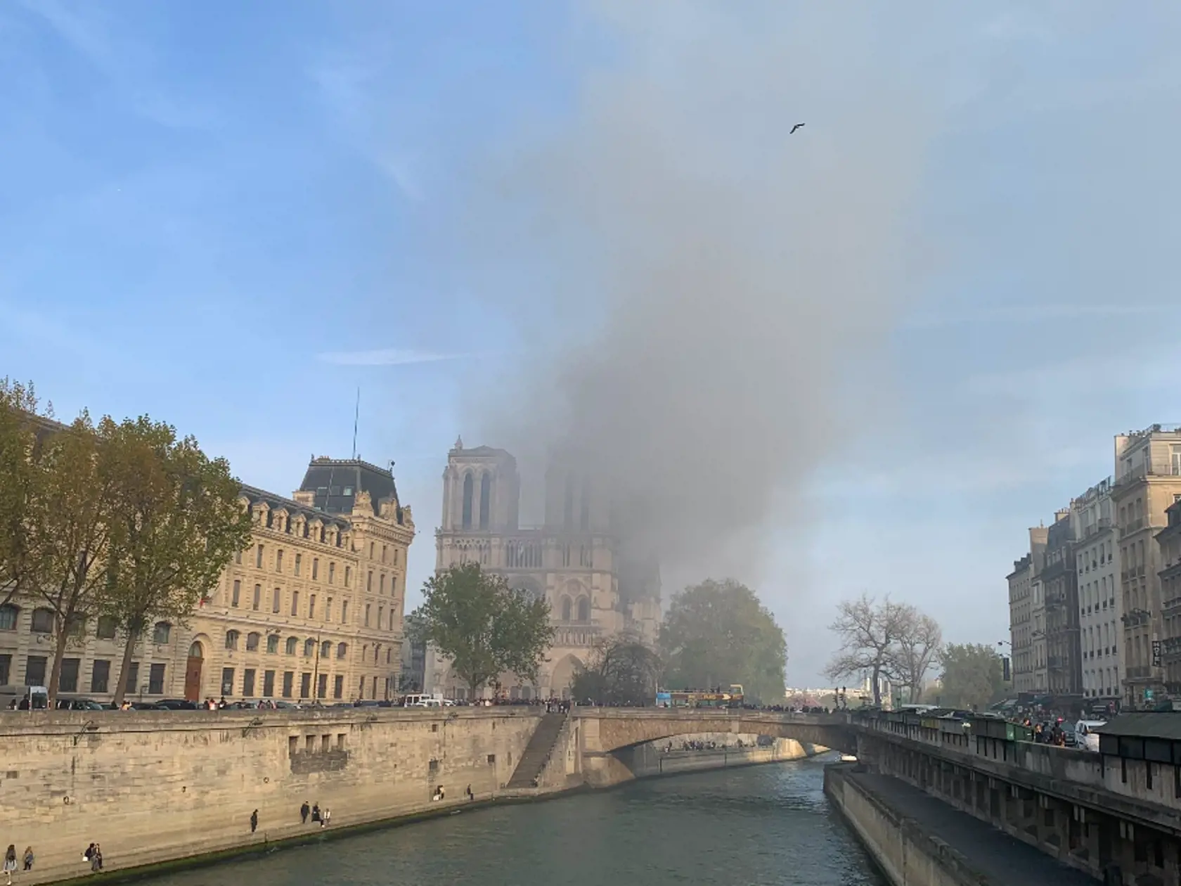 Notre-Dame v plameňoch