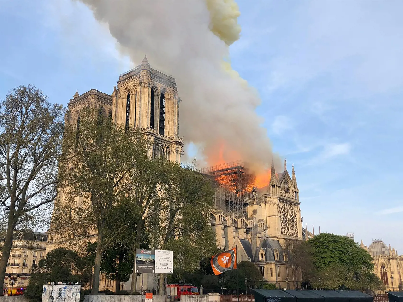 KK30 Paríž - Na snímke Katedrála Notre-Dame počas požiaru 15. apríla 2019 v Paríži. V parížskej Katedrále Notre-Dame vypukol v pondelok popoludní požiar, ktorý môže súvisieť s prebiehajúcimi renovačnými prácami. FOTO TASR/AP
Notre Dame cathedral is burning in Paris, Monday, April 15, 2019. Massive plumes of yellow brown smoke is filling the air above Notre Dame Cathedral and ash is falling on tourists and others around the island that marks the center of Paris. (AP Photo)