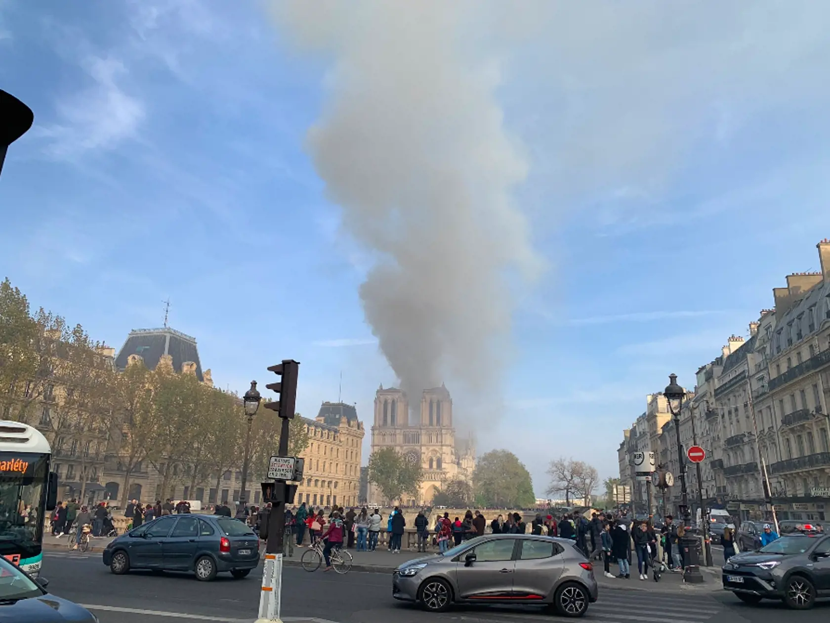 Notre-Dame v plameňoch
