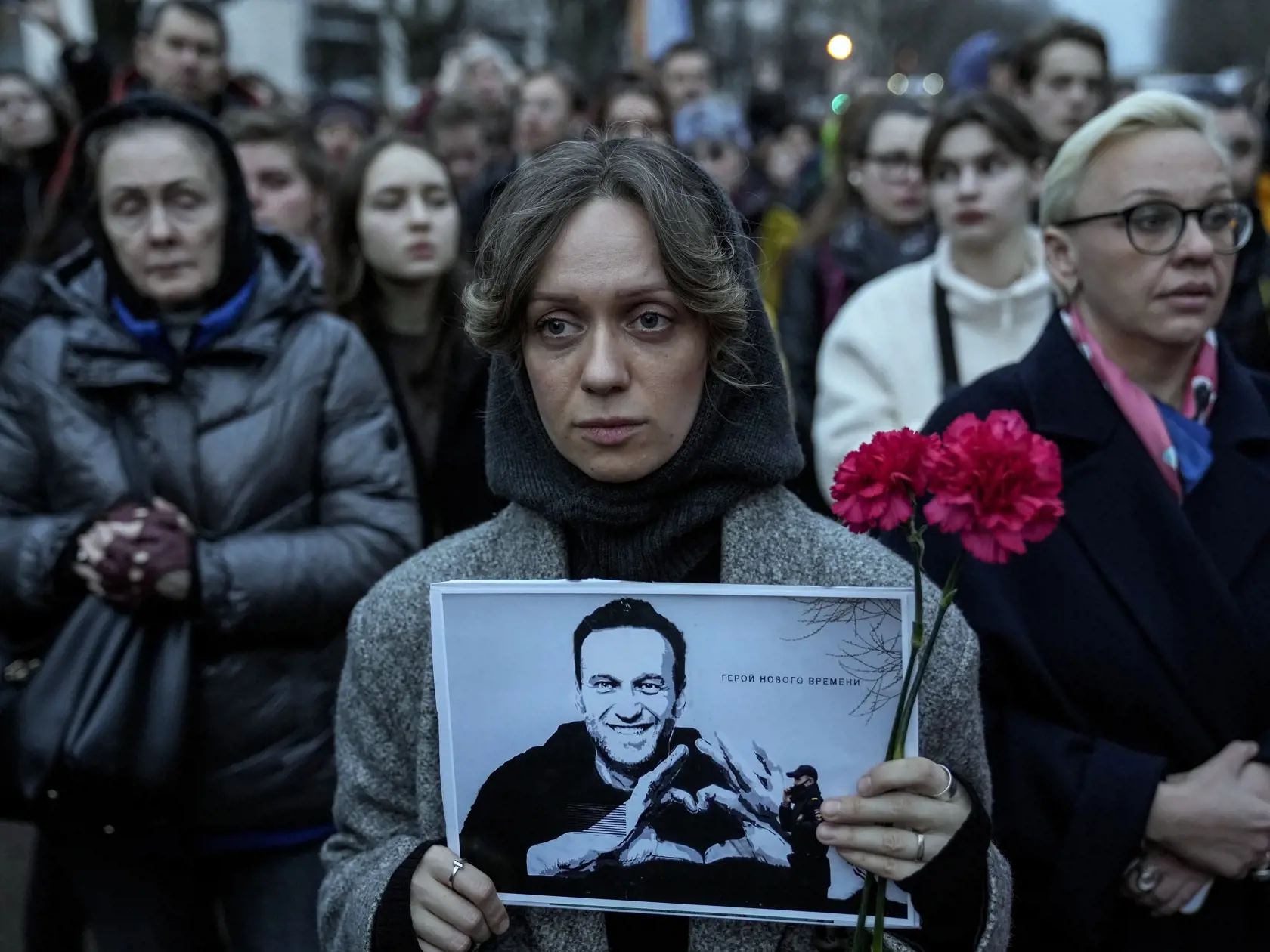 Demonštrantka drží portrét ruského opozičného politika Alexeja Navaľného počas protestu pred budovou ruského veľvyslanectva v Berlíne v piatok 16. februára 2024.