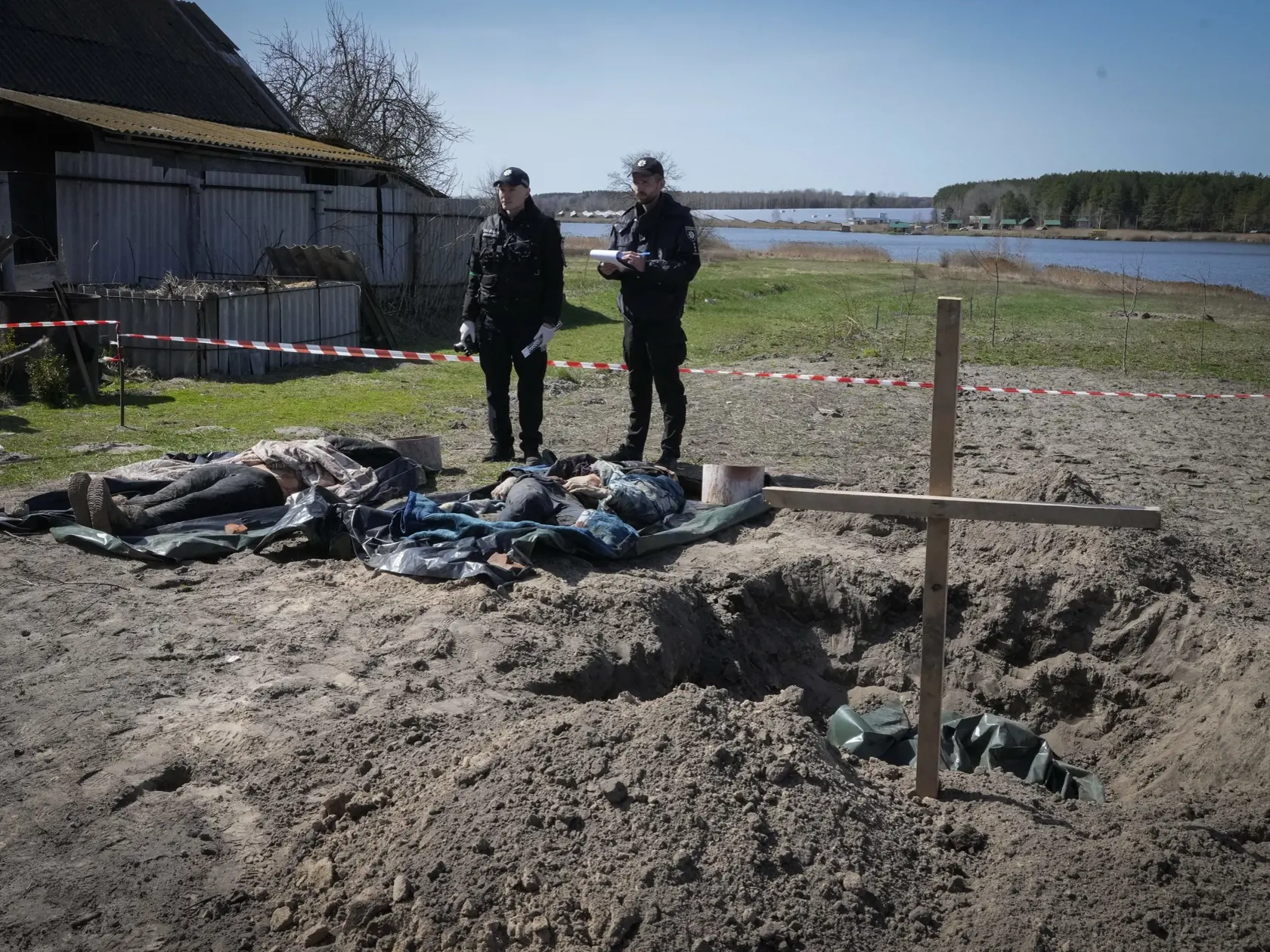 POZOR SILNÝ GRAFICKÝ OBSAH !!!!

WA 16 Vobľa - Policajti exhumujú telá civilistov zabitých počas ruskej okupácie v obci Vobľa pri Kyjeve počas 50. dňa ruskej invázie na Ukrajinu vo štvrtok 14. apríla 2022.