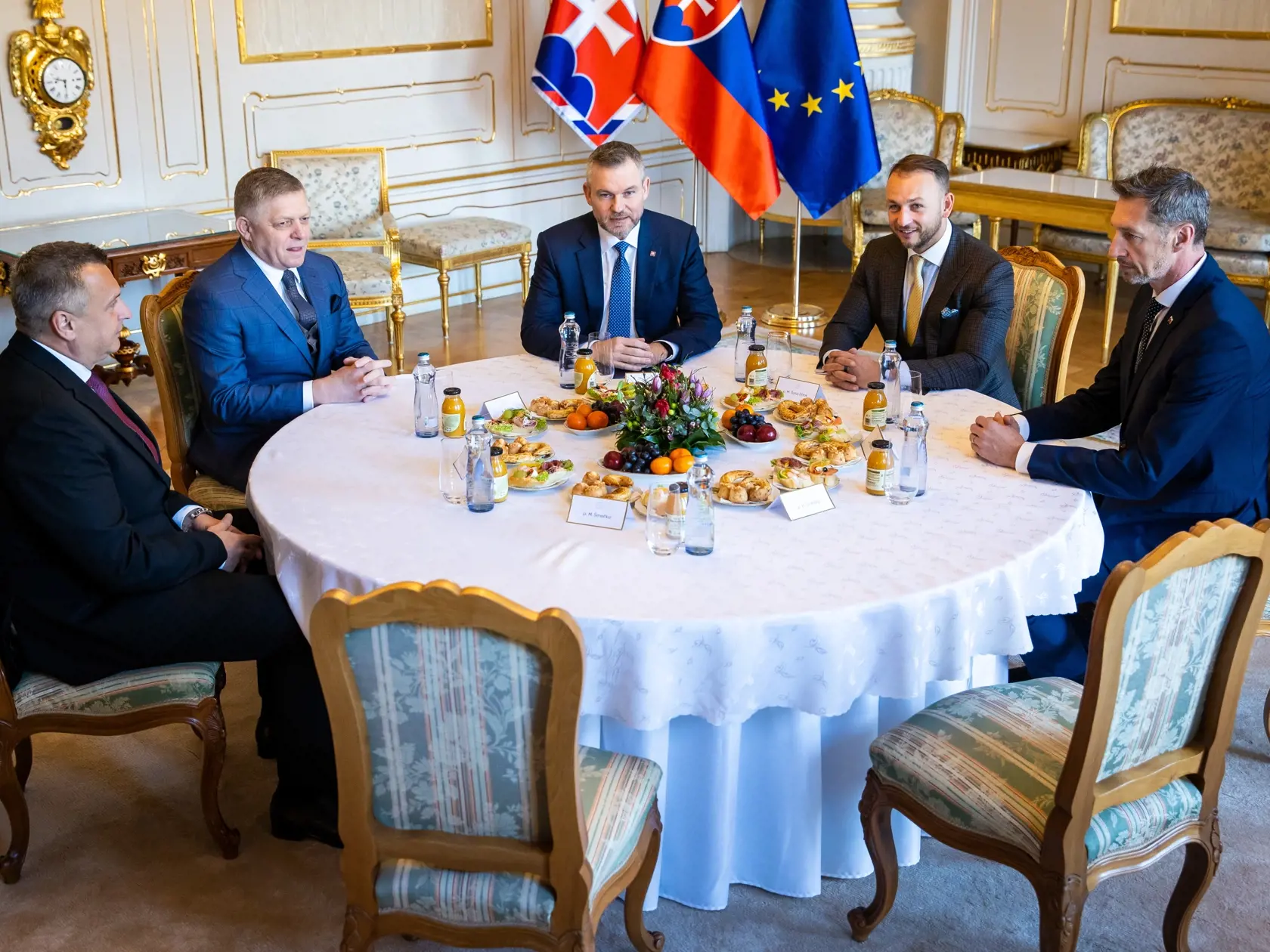 Stretnutie politických strán k zahraničnopolitickej orientácii Slovenska s prezidentom SR v prezidentskom paláci. Na snímke sú zľava Andrej Danko, predseda vlády SR Robert Fico, prezident SR Peter Pellegrini, minister vnútra Matúš Šutaj Eštok a Milan Majerský.
