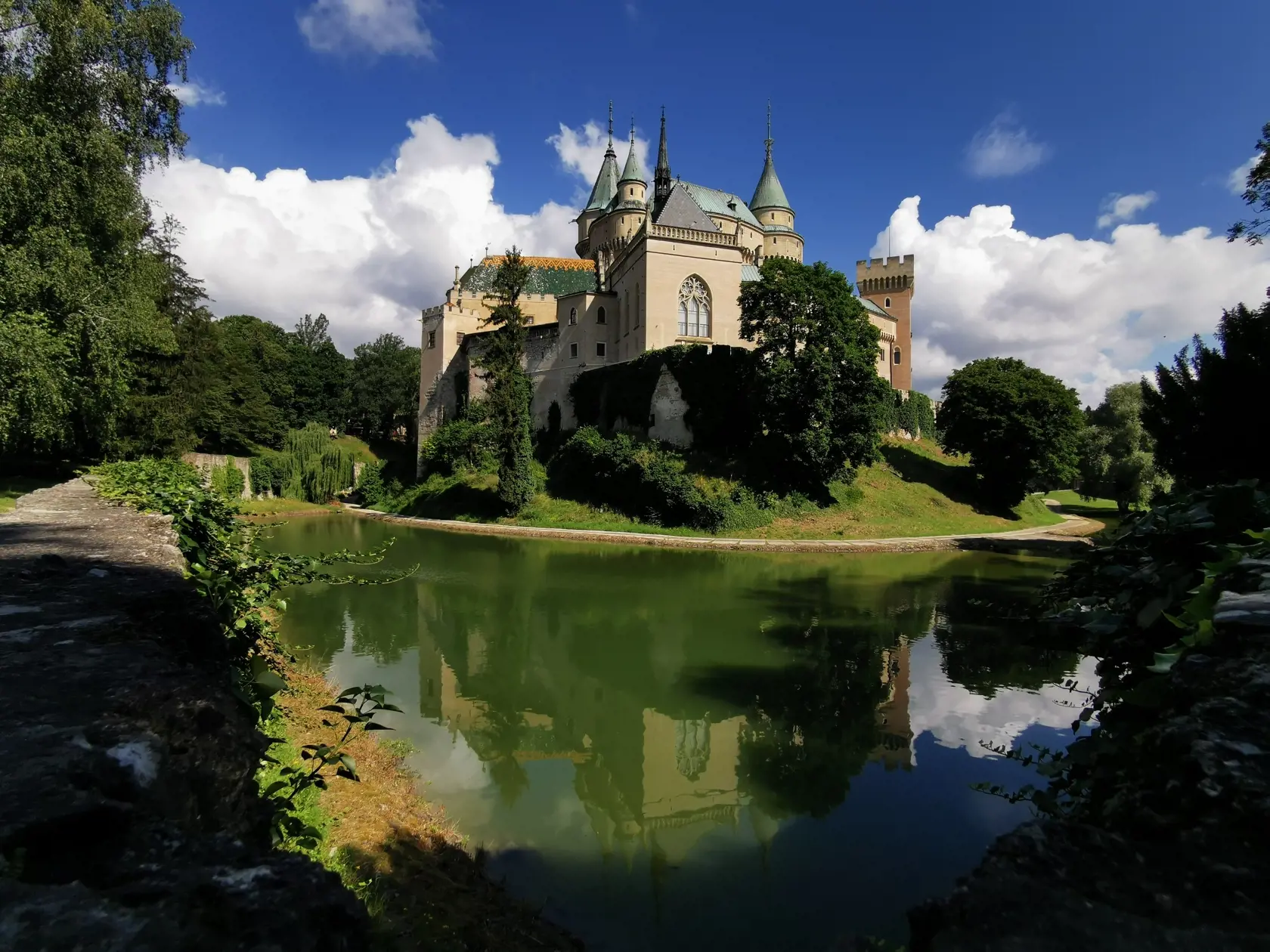 Areál s trpaslíkmi sa nachádza rovno nad Bojnickým zámkom.