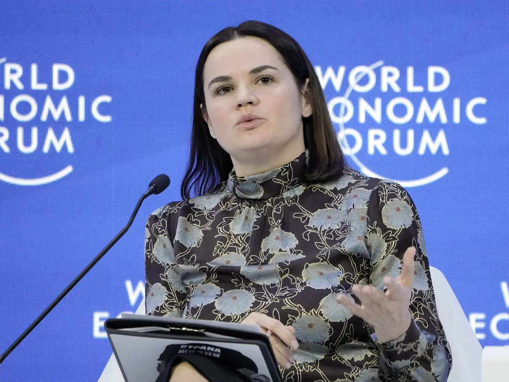 WA 54 archív Davos - Na archívnej snímke z 19. januára 2023 líderka bieloruskej opozície Sviatlana Cichanovská vystupuje na svetovom ekonomickom fóre v Davose. Cichanovskú odsúdil bieloruský súd v pondelok 6. marca 2023 na 15 rokov odňatia slobody. Cichanovská na súdnom pojednávaní nebola prítomná. FOTO TASR/AP


FILE - Sviatlana Tsikhanouskaya, leader of the Democratic Forces of Belarus, speaks at the World Economic Forum in Davos, Switzerland on Jan. 19, 2023. A court in Belarus on Monday Marc