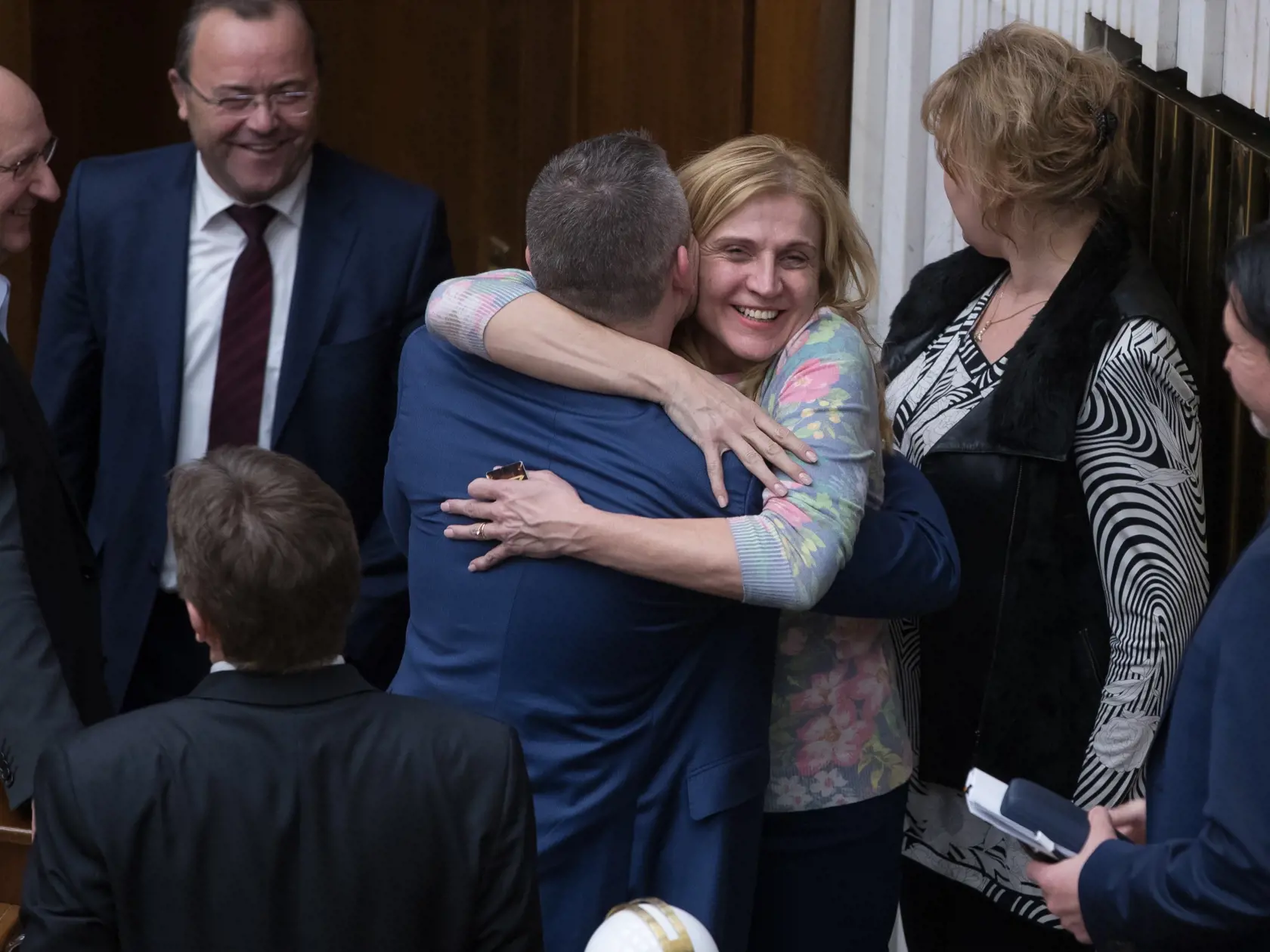 Programové vyhlásenie vlády SR. Na snímke poslankyňa Jana Vaľová blahoželá novému premiérovi Petrovi Pellegrinimu.