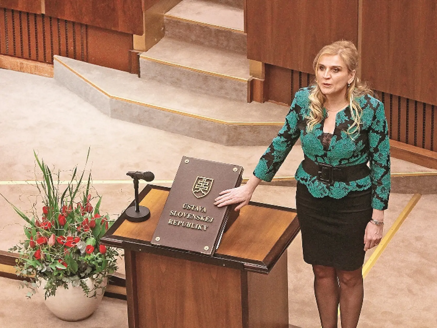 Jana Vaľová (Smer-SD): Zeleno-čierna kombinácia je pekná. Nemyslím si, že opasok je dobrá voľba. Práve naopak. Volila by som tvarované šaty, ale voľnejšie s dĺžkou pod kolená. Opäť príliš hlboký výstrih zdobený čipkou, ktorý nie je v súlade s protokolom. Účes žiaden, pôsobí na mňa neupravene.