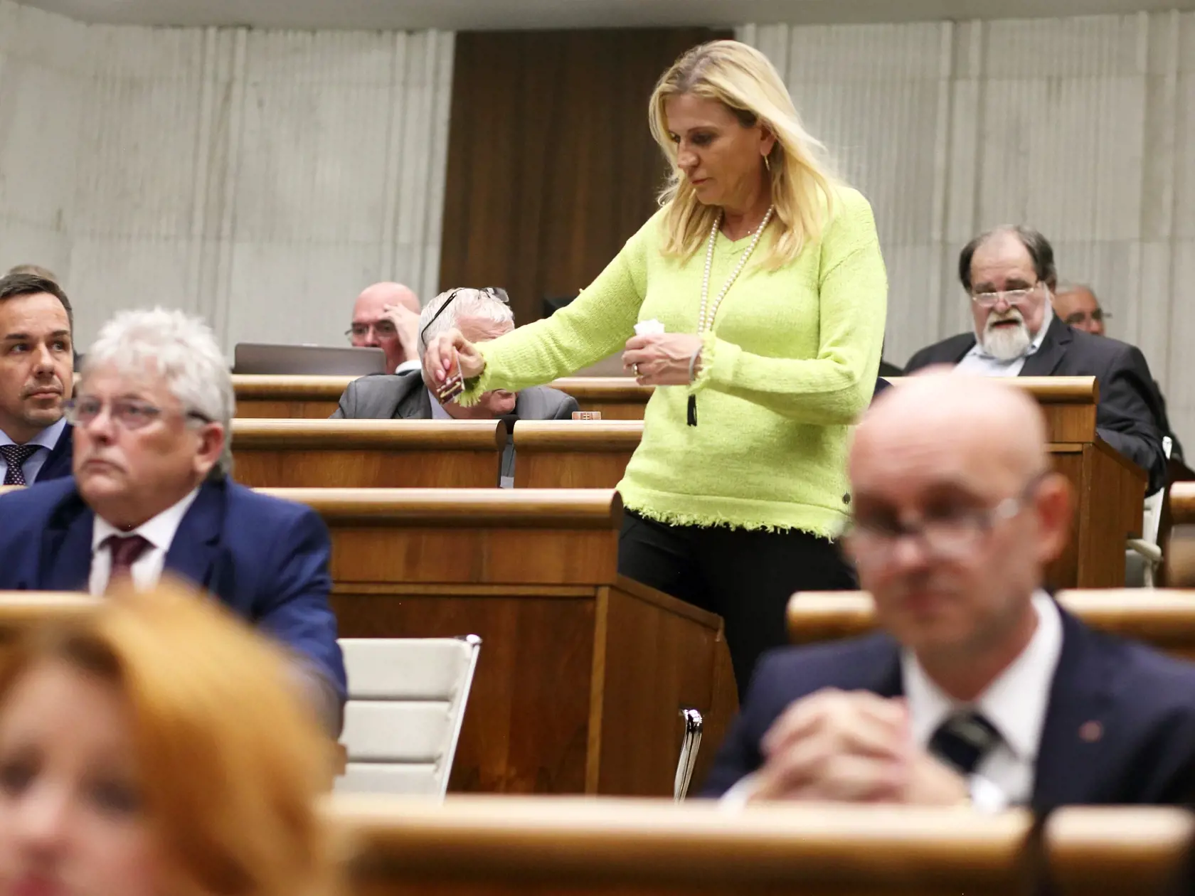 Na snímke zasadanie NRSR, prerokoval sa etický kódex, obliekanie a správanie poslancov. 