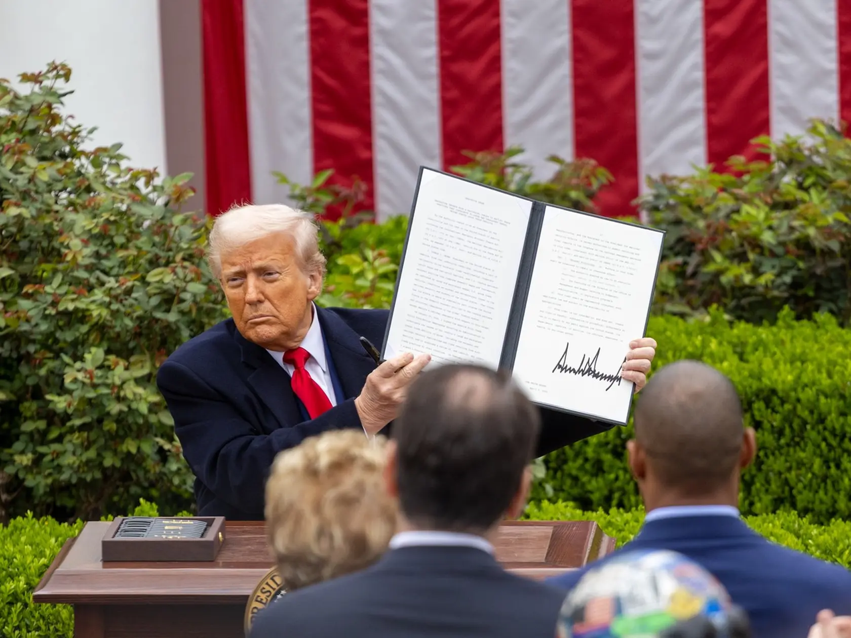 Donald Trump v Ružovej záhrade Bieleho domu podpisuje recipročné clá.
