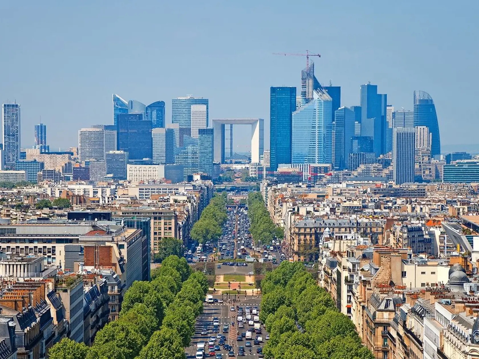 Paríž je plný lákadiel pre turistov.