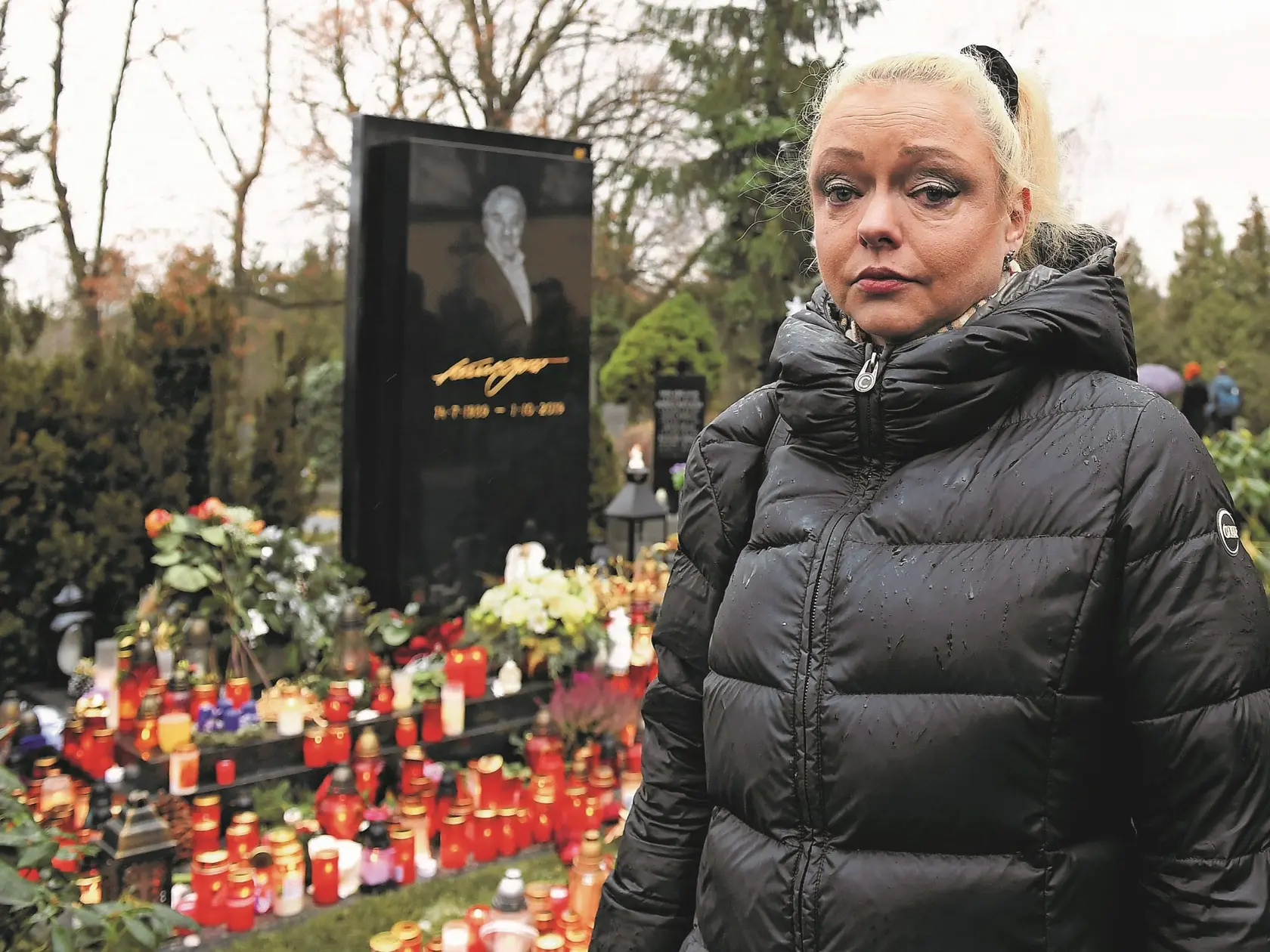 Dominika Gottová pri hrobe milovaného otca.