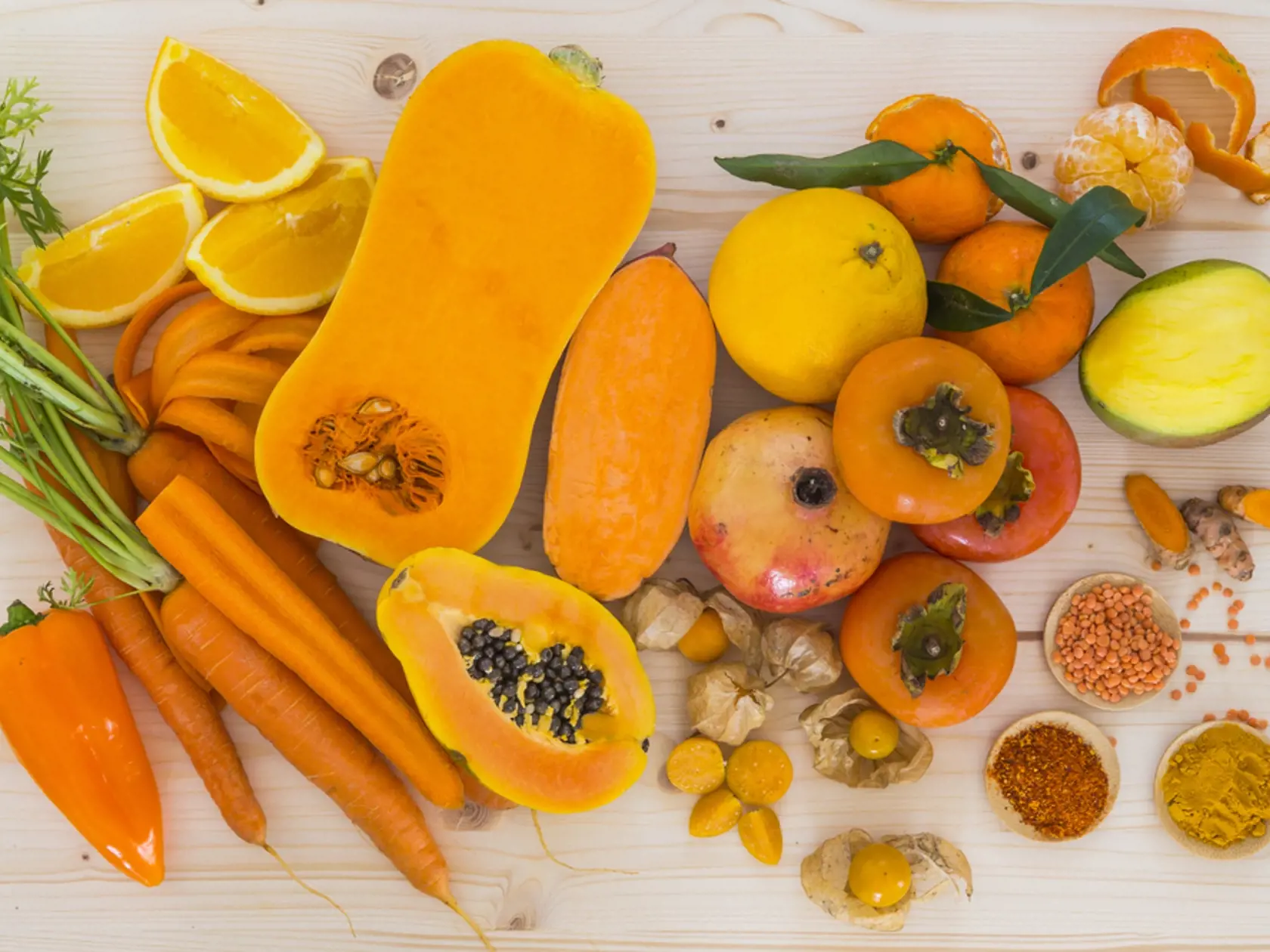 Zelenina a ovocie v oranžovej či žltej farbe znižujú tvorbu zápalov, ale aj alergií. Najmä tie oranžové obsahujú karotén, ktorý sa v tele premieňa na vitamín A.