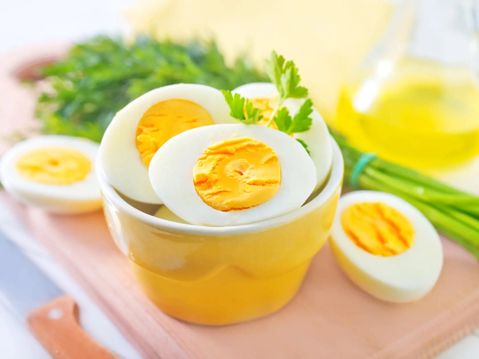 Žĺtky obsahujú množstvo dôležitých minerálov a vitamínov. Je to napríklad vitamín A, vitamín B a K2. Tie pomáhajú podporiť metabolizmus a funkciu štítnej žľazy, takže sú pre chudnutie vhodné.