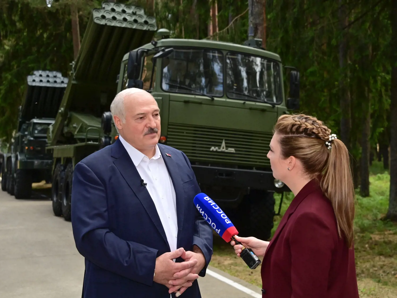 Bieloruský prezident Alexandr Lukašenko počas rozhovoru s novinárkou ruskej televízie Oľgou Skabejevovou v rámci  návštevy podniku na výrobu rakiet v Minskej oblasti v utorok 13. júna 2023.