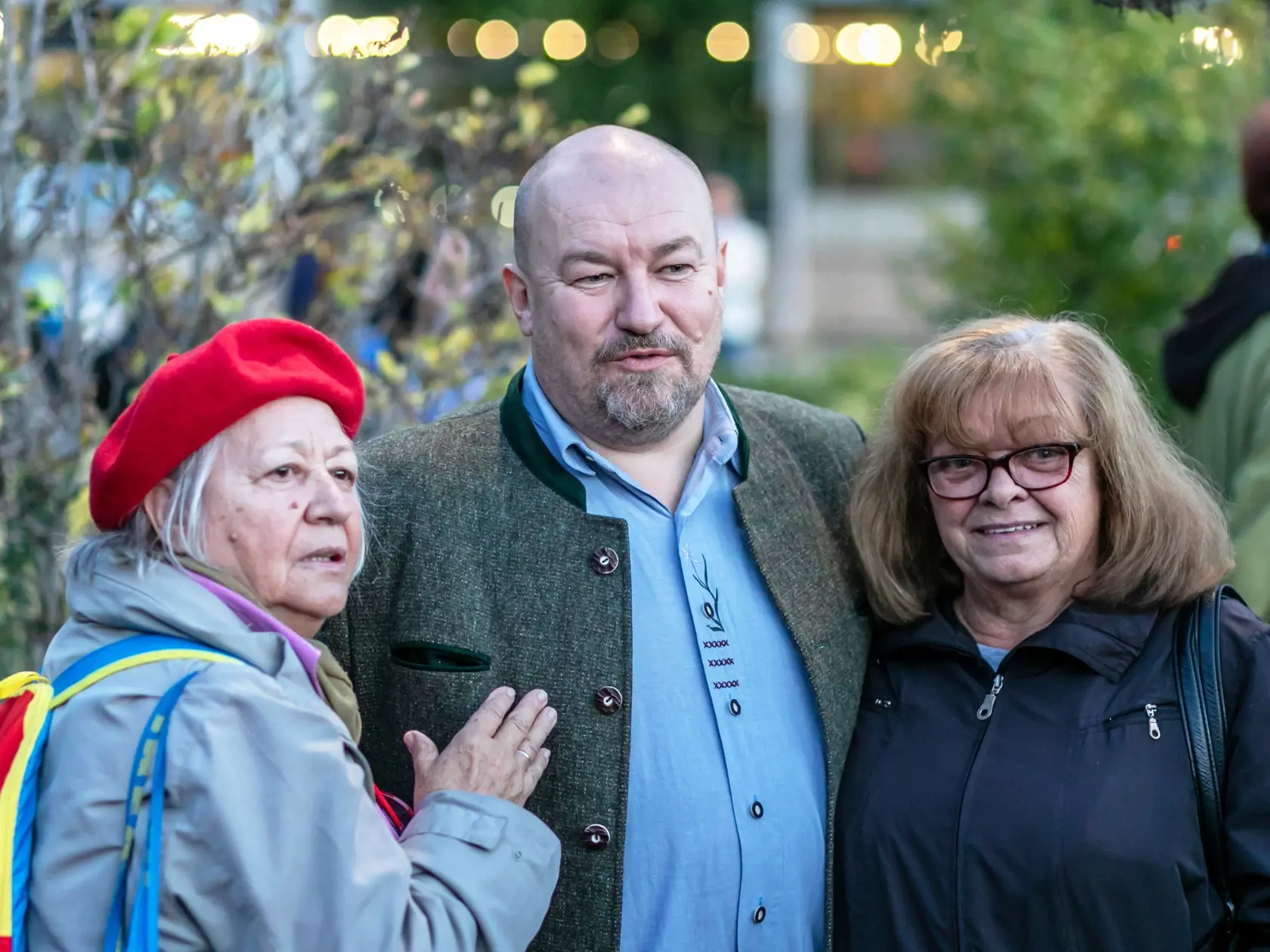 Na snímke Rudolf Huliak pózuje so svojimi fanynkami počas verejného zhromaždenia na svoju podporu na post ministra. 