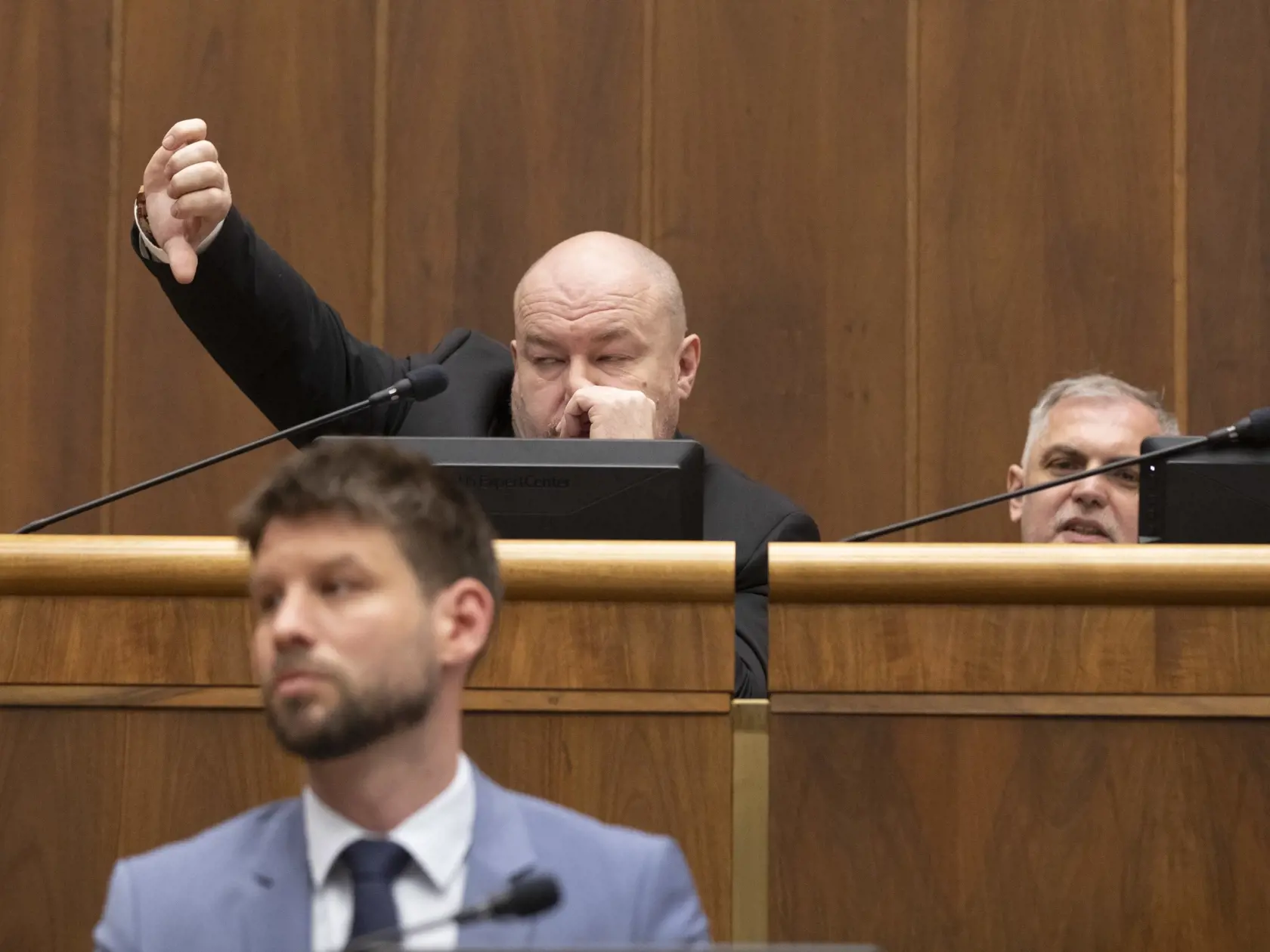 Rudolf Huliak v parlamente. Hlasovanie počas 12. schôdze.