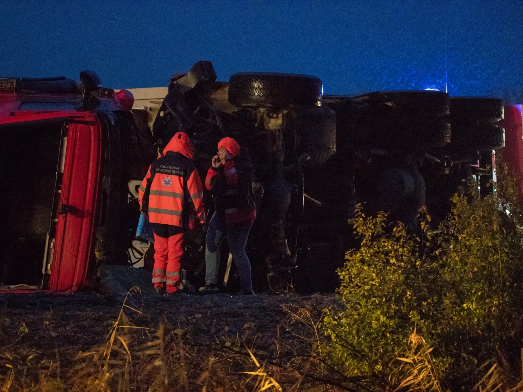 Tragická dobravná nehoda, ku ktorej prišlo na ceste medzi Nitrou a Zlatými Moravcami nedaľeko obce Malanta. Na mieste o život prišlo 12 ľudí a ďalších v kritickom stave odviezli do nitrianskej nemocnice.