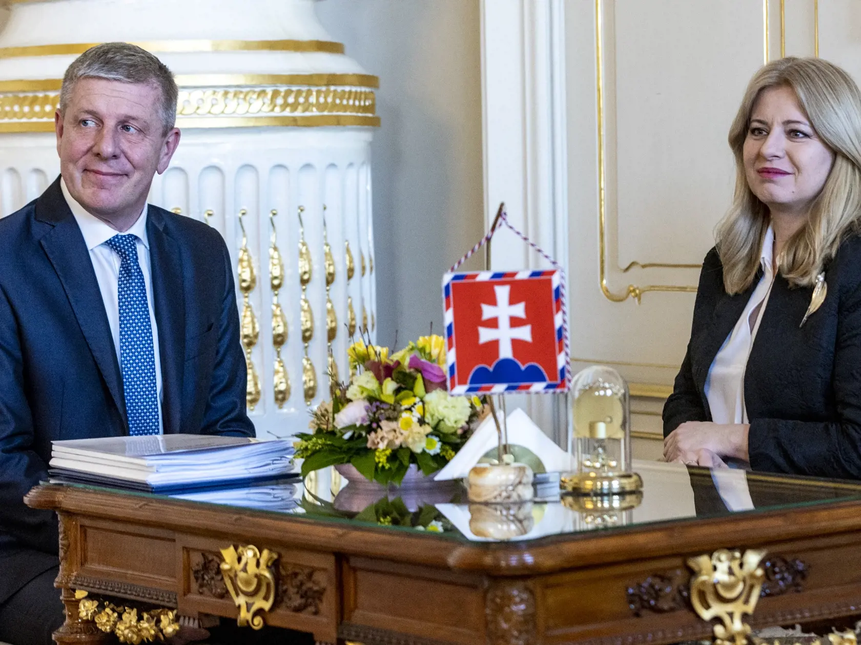 Čaputová s Lengvarským. Rozpačité pohľady.