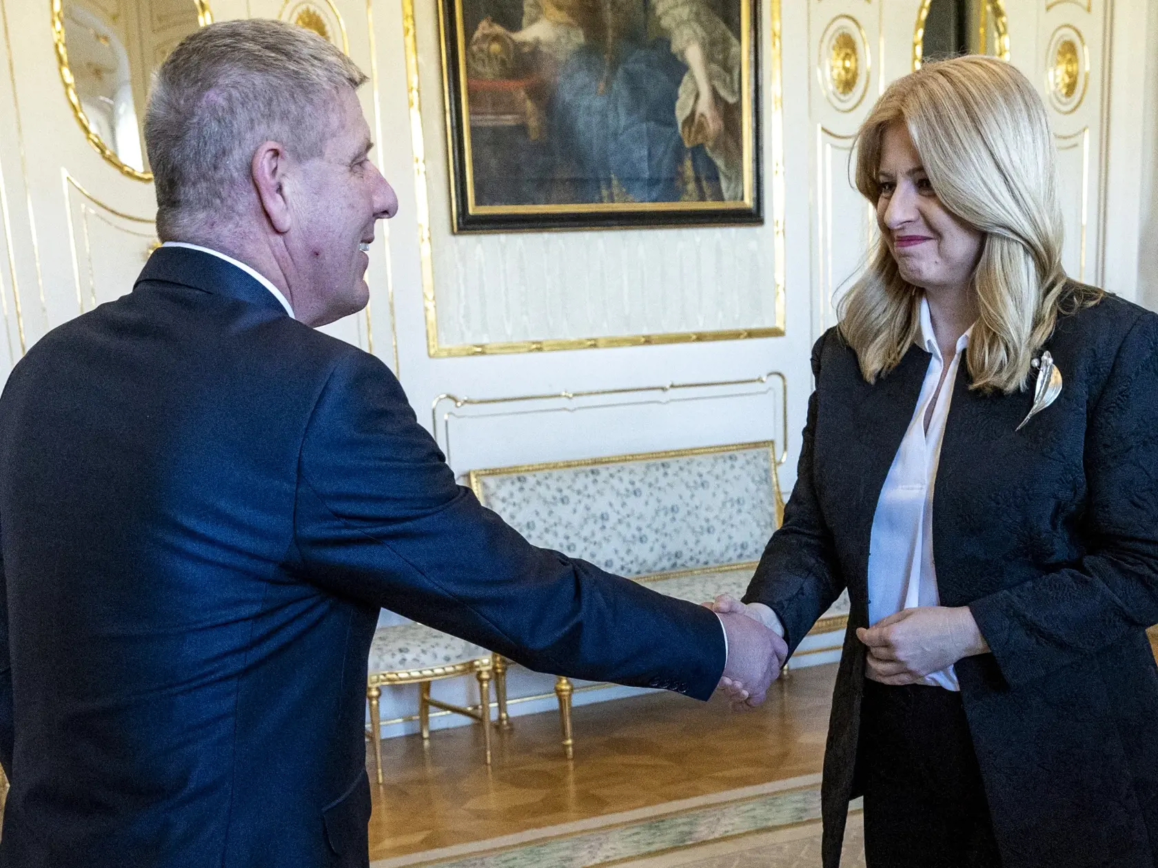 S odstupujúcim ministrom zdravotníctva SR Vladimírom Lengvarským. Usmiala sa veľmi zvláštne.
