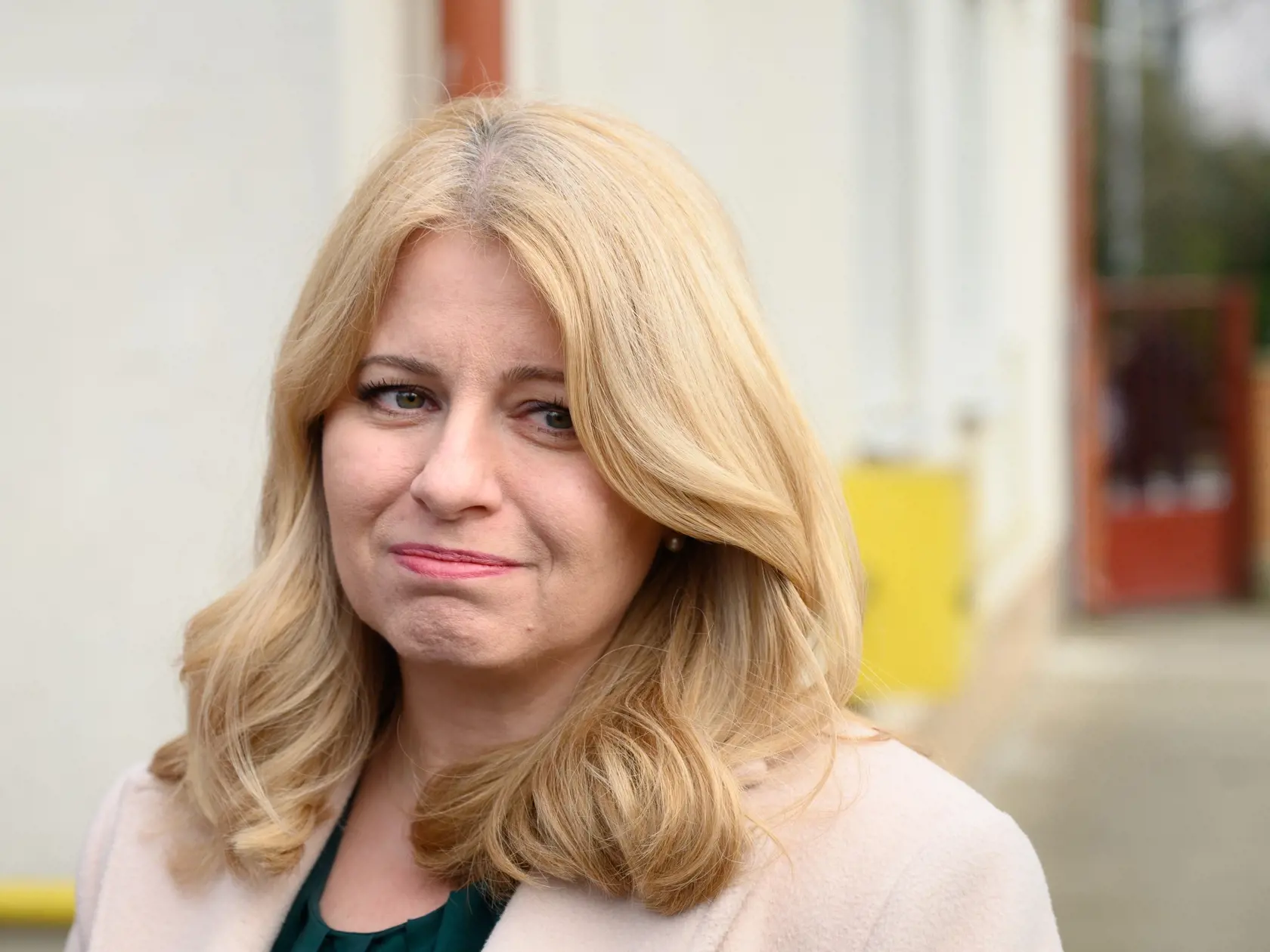 Prezidentka navštívila v rámci regionálneho výjazdu Nové Zámky a Hurbanovo v stredu 1. marca 2023. Jej úsmev pôsobí čudne. Odrasty šedín jej na zjave nepridali.
