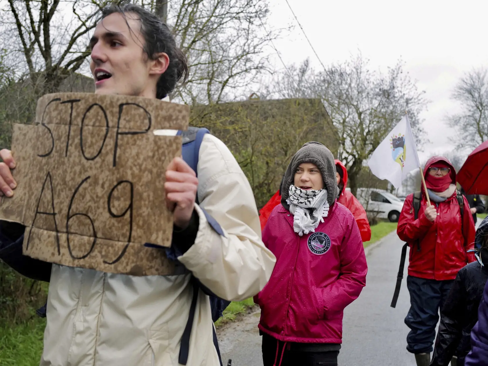 Klimatická aktivistka Greta Thunbergová (uprostred) sa pridala ku zakázanému protestu proti výstavbe diaľnice vo francúzskej obci Saix 10. februára 2024. Thunbergová sa na mieste pridala k ďalším demonštrantom, ktorí vyjadrovali svoj nesúhlas s plánovanou výstavbou novej diaľnice A69 spájajúcej mestá Toulouse a Castres na juhu krajiny.