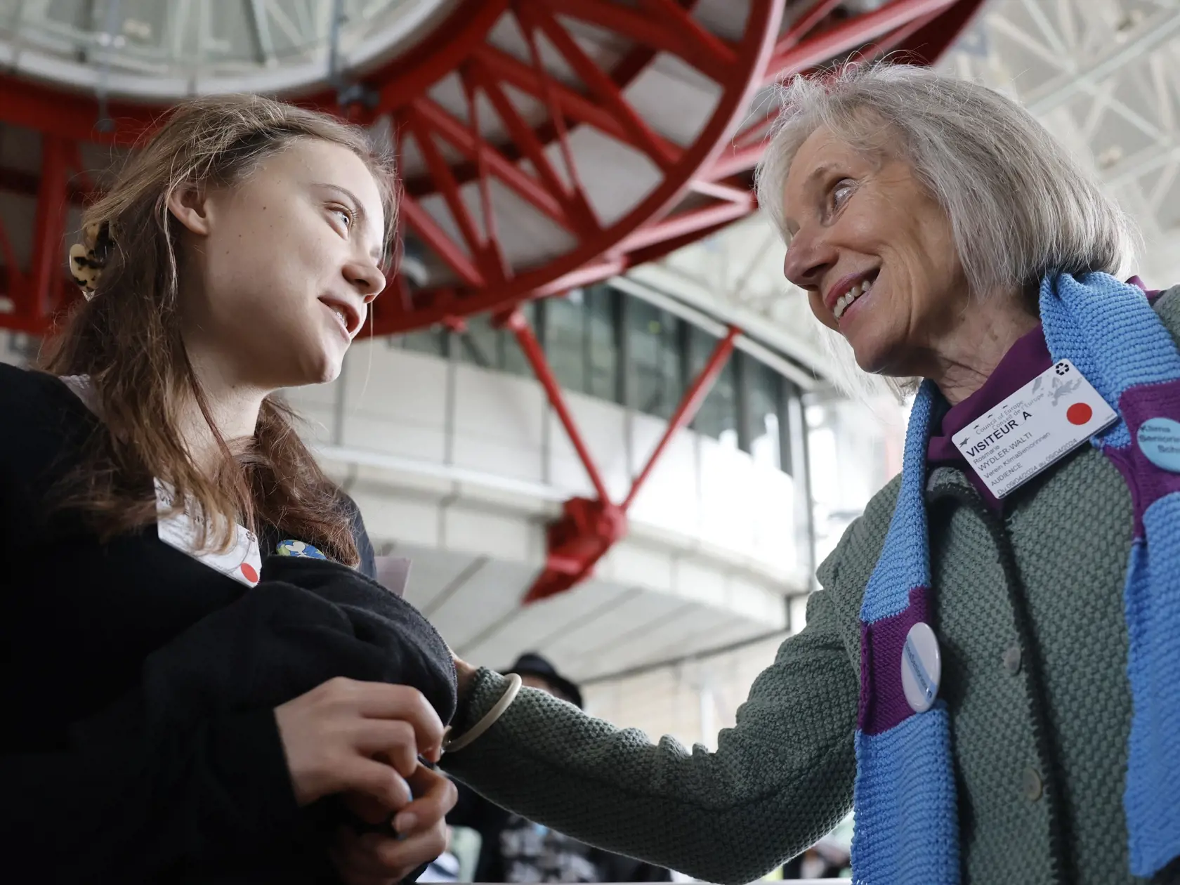 Členka švajčiarskeho združenia Klimatické seniorky Rosmarie Wydlerová-Waltisová (vpravo) a švédska klimatická aktivistka Greta Thunbergová sa rozprávajú po zasadnutí Európskeho súdu pre ľudské práva (ESĽP) v Štrasburgu v utorok 9. apríla 2024.