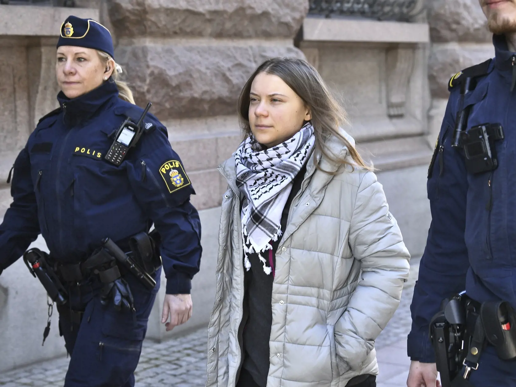 Polícia zadržiava klimatickú aktivistku Gretu Thunbergovú počas protestu pred švédskym parlamentom v Štokholme 12. marca 2024.