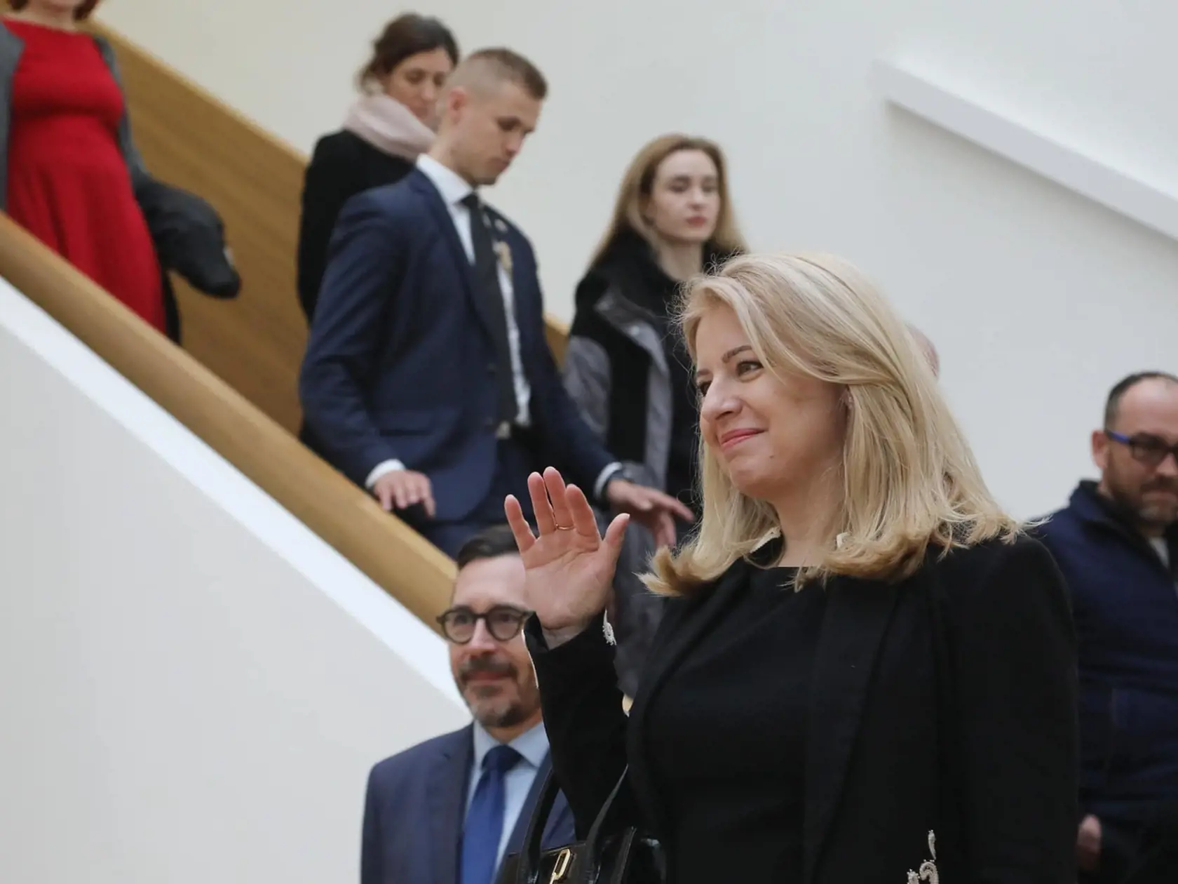 Zostrih vlasov prispel k tomu, že Čaputovej účes dobre držal a nepohrávala sa s vlasmi, ako to má vo zvyku. Priateľské gesto zrejme patrilo bežným návštevníkom galérie.