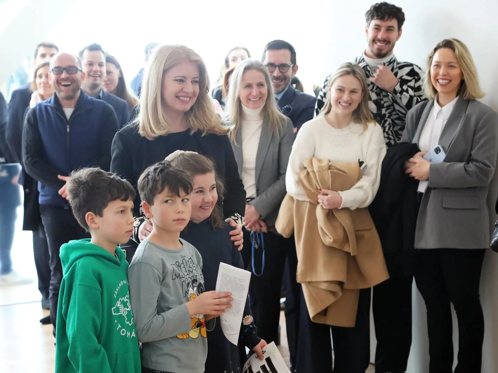 Zuzana Čaputová prekvapila návštevníkov SNG. Mnohí nečakali, že sa tam stretnú s našou hlavou štátu. Prezidentka pôsobila veľmi uvoľnene a oddýchnuto. Šmrc jej dodali skrátené čerstvo zafarbené vlasy a široký úsmev.