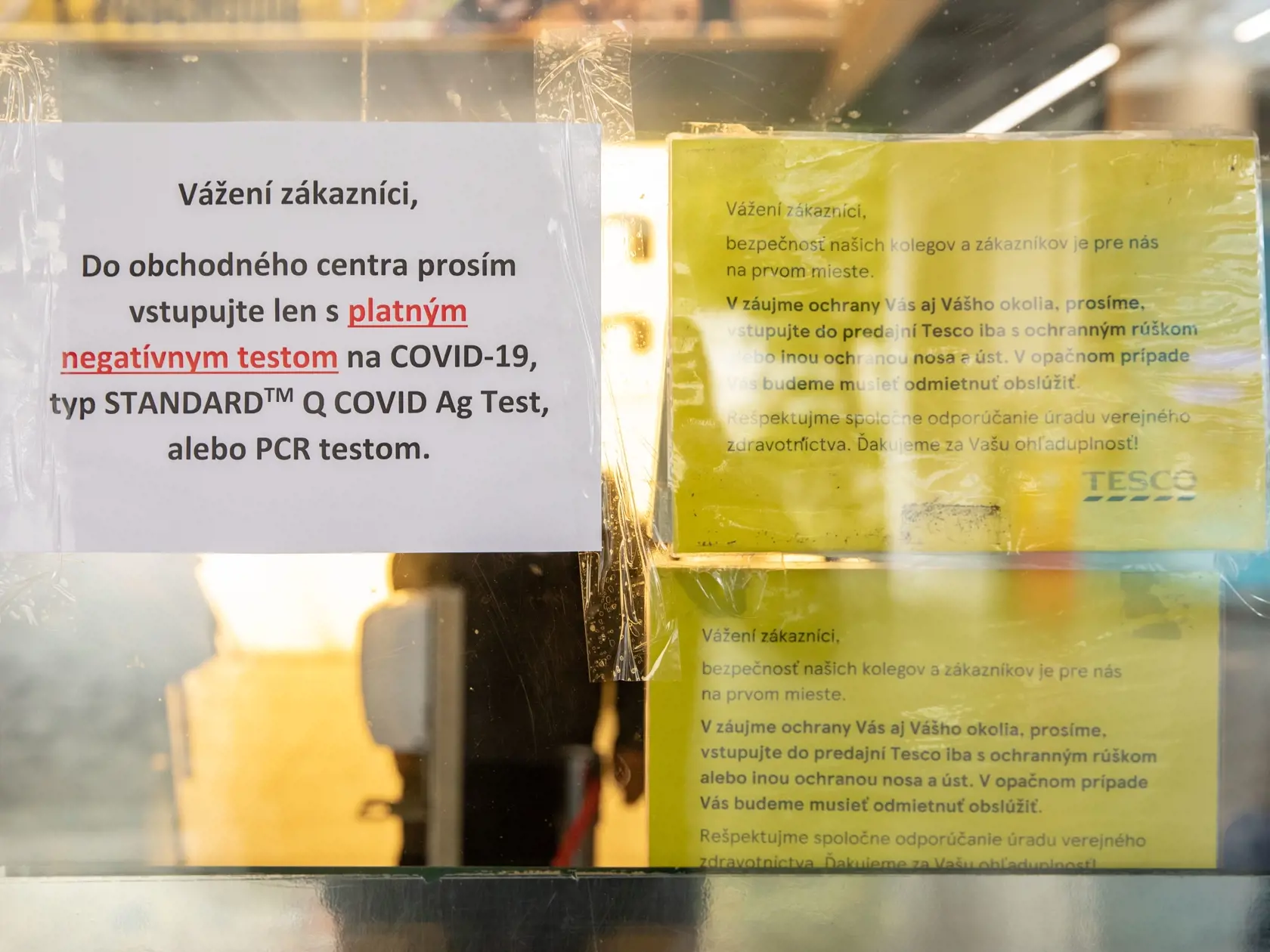 Na snímke je nové pravidlo. Na vstup do obchodov je potrebné mať pri sebe certifikát s negatívnym výsledkom testu na Covid-19. 