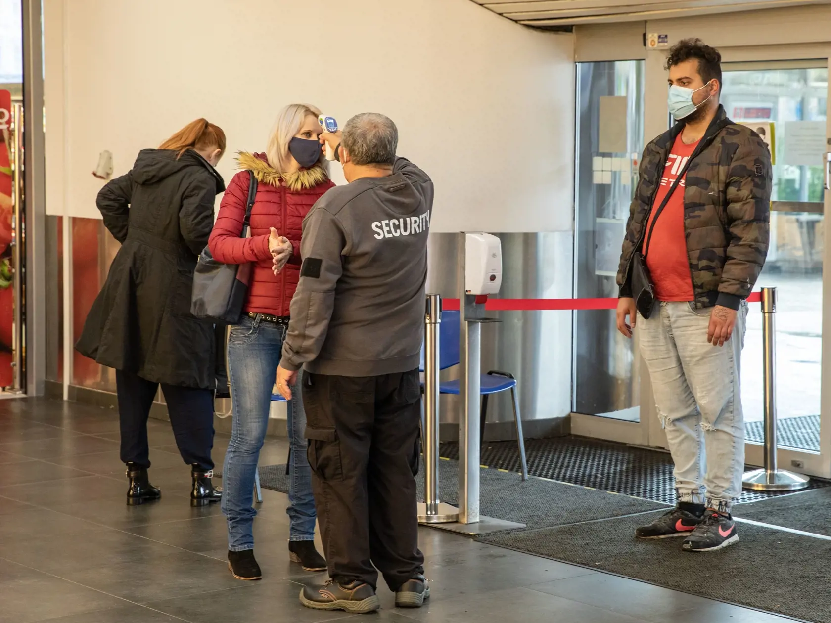 Na snímke je nové pravidlo. Na vstup do obchodov je potrebné mať pri sebe certifikát s negatívnym výsledkom testu na Covid-19. 