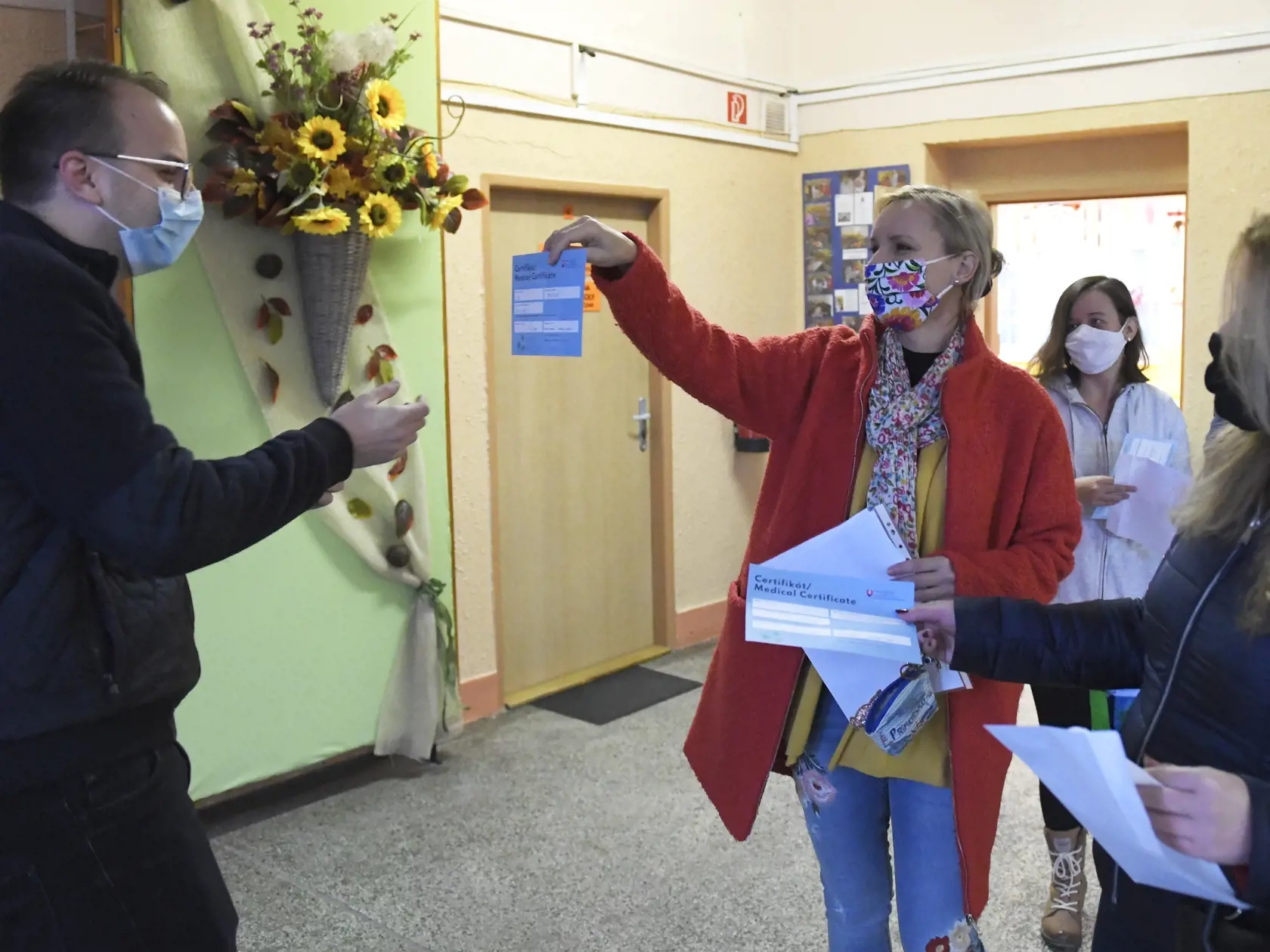 Na snímke riaditeľ ZŠ Hroncova kontroluje certifikáty učiteľov o testovaní na COVID-19. Košice, 3. novembra 2020. FOTO TASR - František Iván