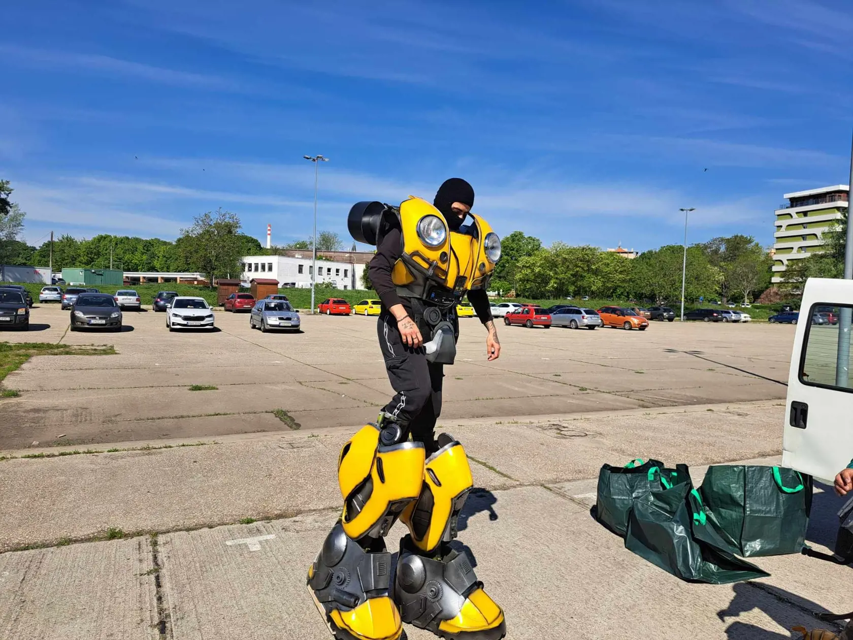 Mark sa začal do obleku Bumblebeeho postupne obliekať. Nechýba ani kukla na hlave, na ktorú ide hlava autobota.