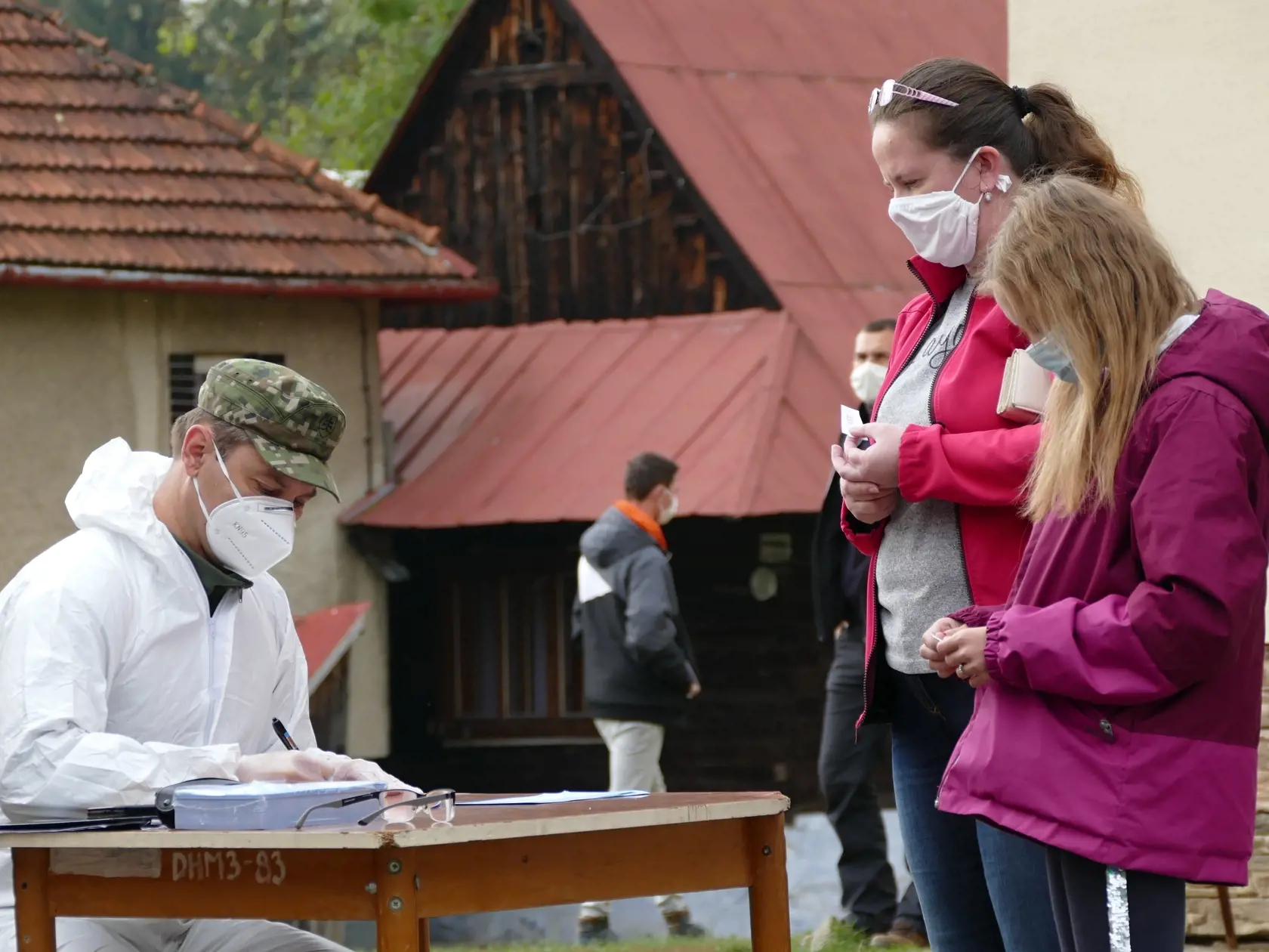 Tretí a záverečný deň pilotného celoplošného testovania na ochorenie COVID-19 na Orave a v Bardejove v nedeľu 25. októbra 2020. Otestovaných by malo byť asi 180.000 osôb v rámci 235 odberných miest. Na testovaní sa bude podieľať viac ako 2500 vojakov, policajtov, hasičov, zdravotníkov a administratívnych pracovníkov. Na snímke otestované obyvateľky čakajú na certifikát s výsledok antigénového testu počas pilotnej fázy celoplošného testovania na ochorenie COVID-19 v obci Zázrivá, okres Dolný Kubí