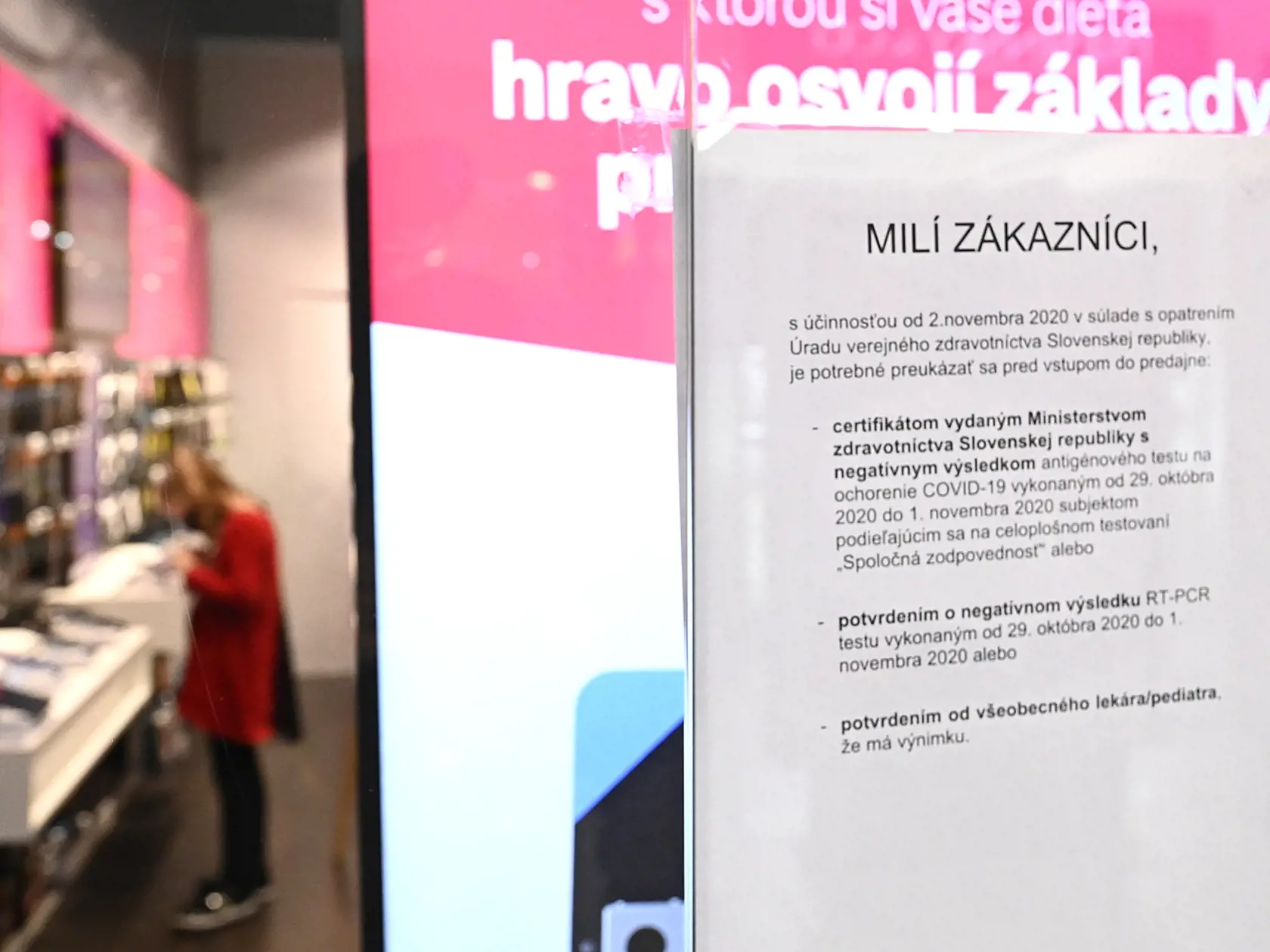 Oznam pre zákazníkov pri vstupe do predajne mobilného operátora o tom, že pri vstupe do predajne je potrebné preukázať sa negatívnym antigénovým certifikátom na ochorenie COVID-19, 2. novembra 2020 v obchodnom centre Laugarício v Trenčíne. FOTO TASR - Radovan Stoklasa