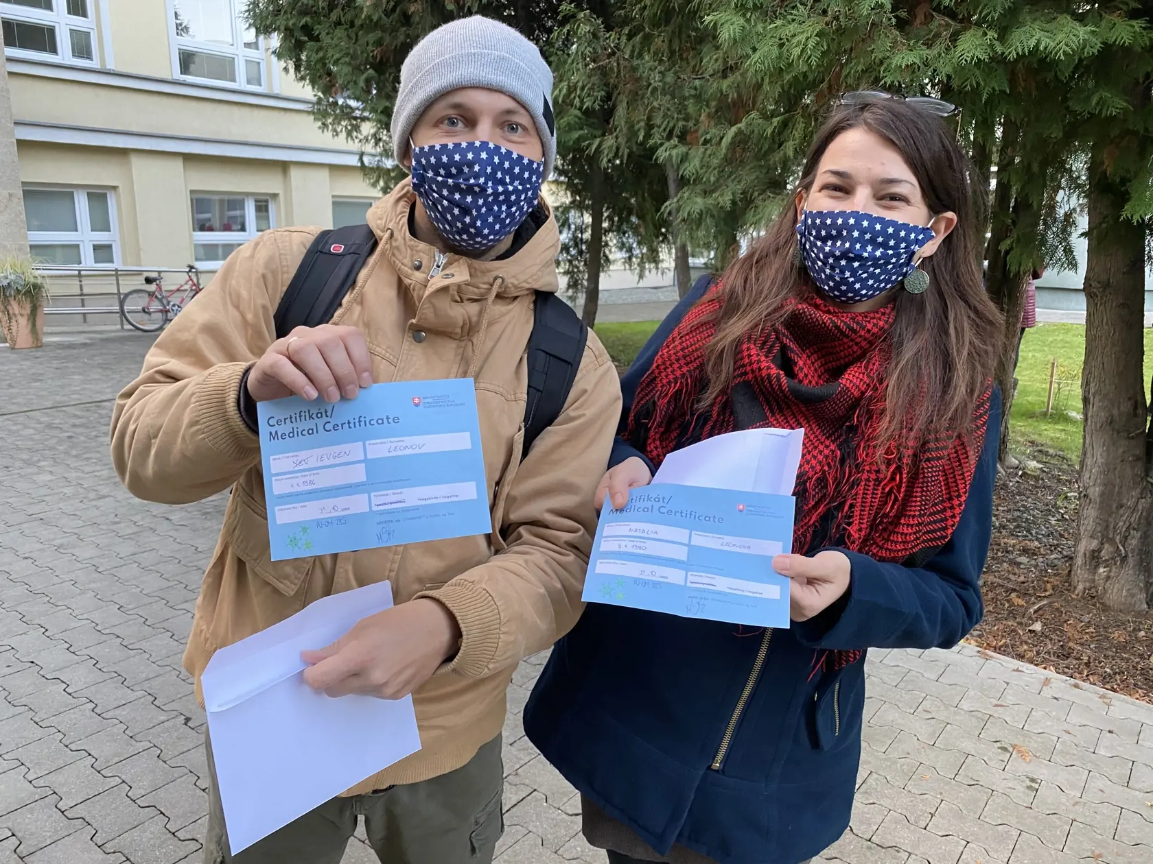 Manželia Natália (30) a Jevgen (34), študenti: "Čakali sme dve hodiny. Sme z Ukrajiny, študujeme na Prešovskej univerzite. V budove rektorátu našej univerzity je odberné miesto, tak sme si tu odbehli z internátu. Slovensko je jedinou krajinou na svete, ktorá niečo také zorganizovala.