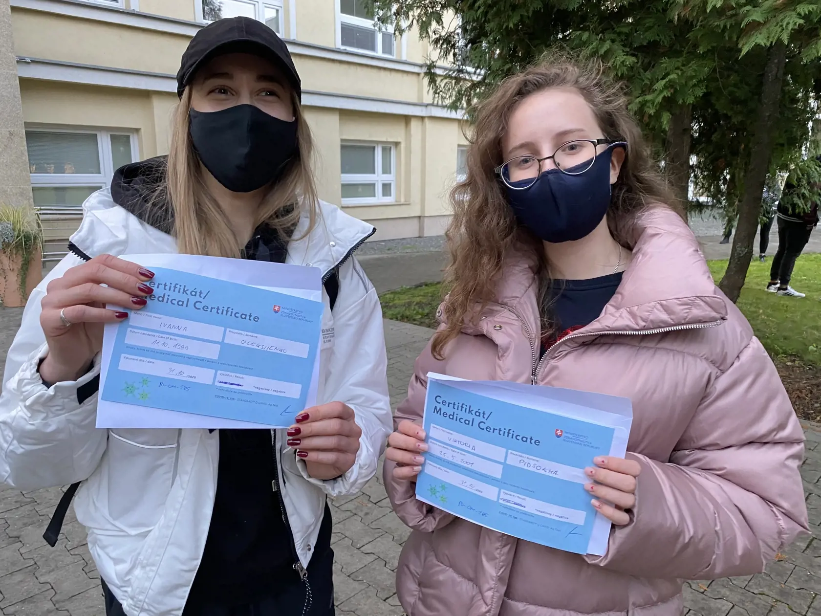 Ivanna (21) a Viktória Pidsokha (19), študentky:"Máme to za sebou, sme negatívne, tešíme sa z toho. Veľmi nepríjemný je ten odber. Prišli sme, lebo sme chceli si byť isté, že nie sme nakazené. Často chodievame von, potrebujeme si nakúpiť a postarať sa o seba.