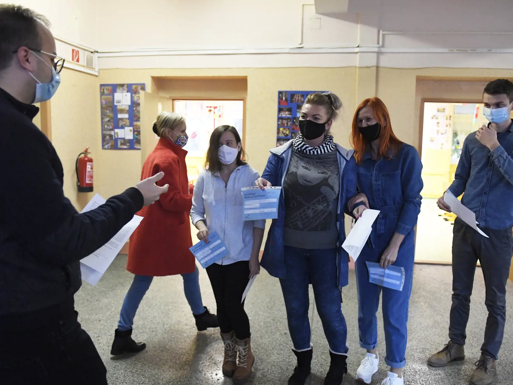 Na snímke riaditeľ ZŠ Hroncova kontroluje certifikáty učiteľov o testovaní na COVID-19. Košice, 3. novembra 2020. FOTO TASR - František Iván