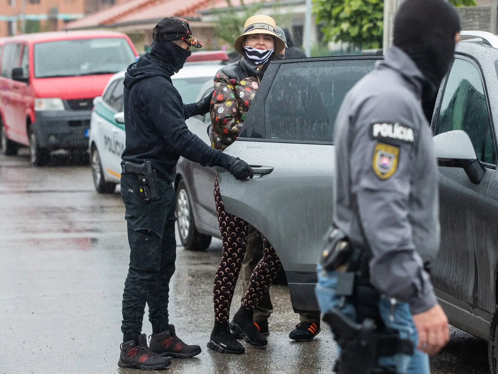 Zásah NAKA v súvislosti s drogovou trestnou činnosťou v obci Miloslavov. Na snímke Zuzana Plačková.