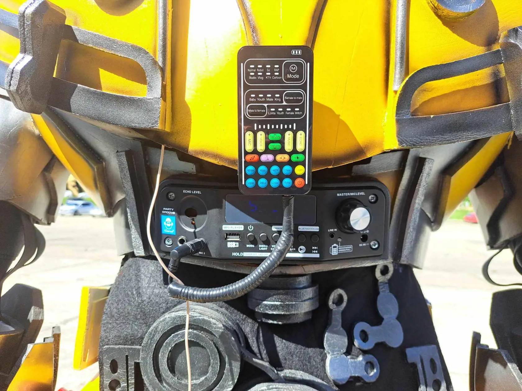 Autorádio si sami primontovali, aby bol viac autentickejší. Doplnili aj elektroniku s robotickým hlasom a hudbou.