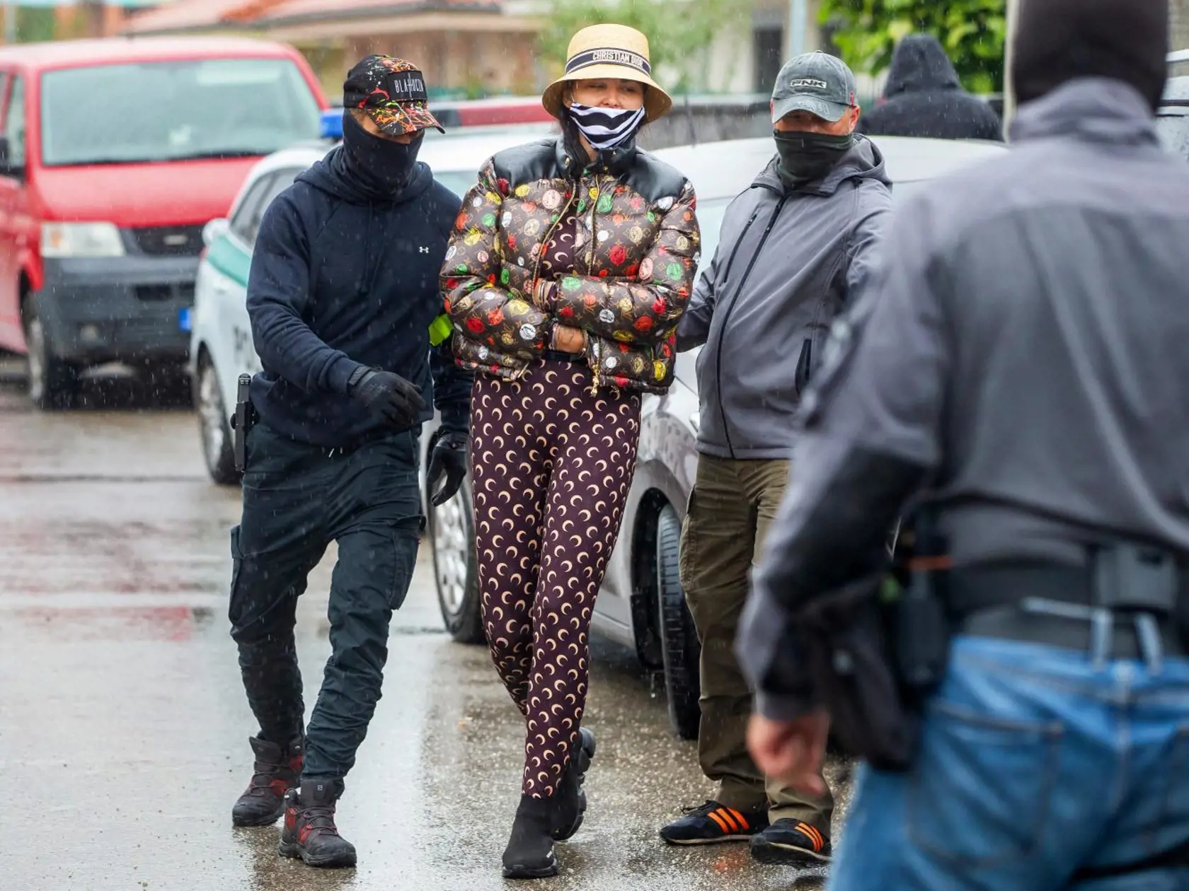 ZAKLIESNENÉ RUKY
Plačková sa nimi snaží
zakryť emocionálne pnutie.