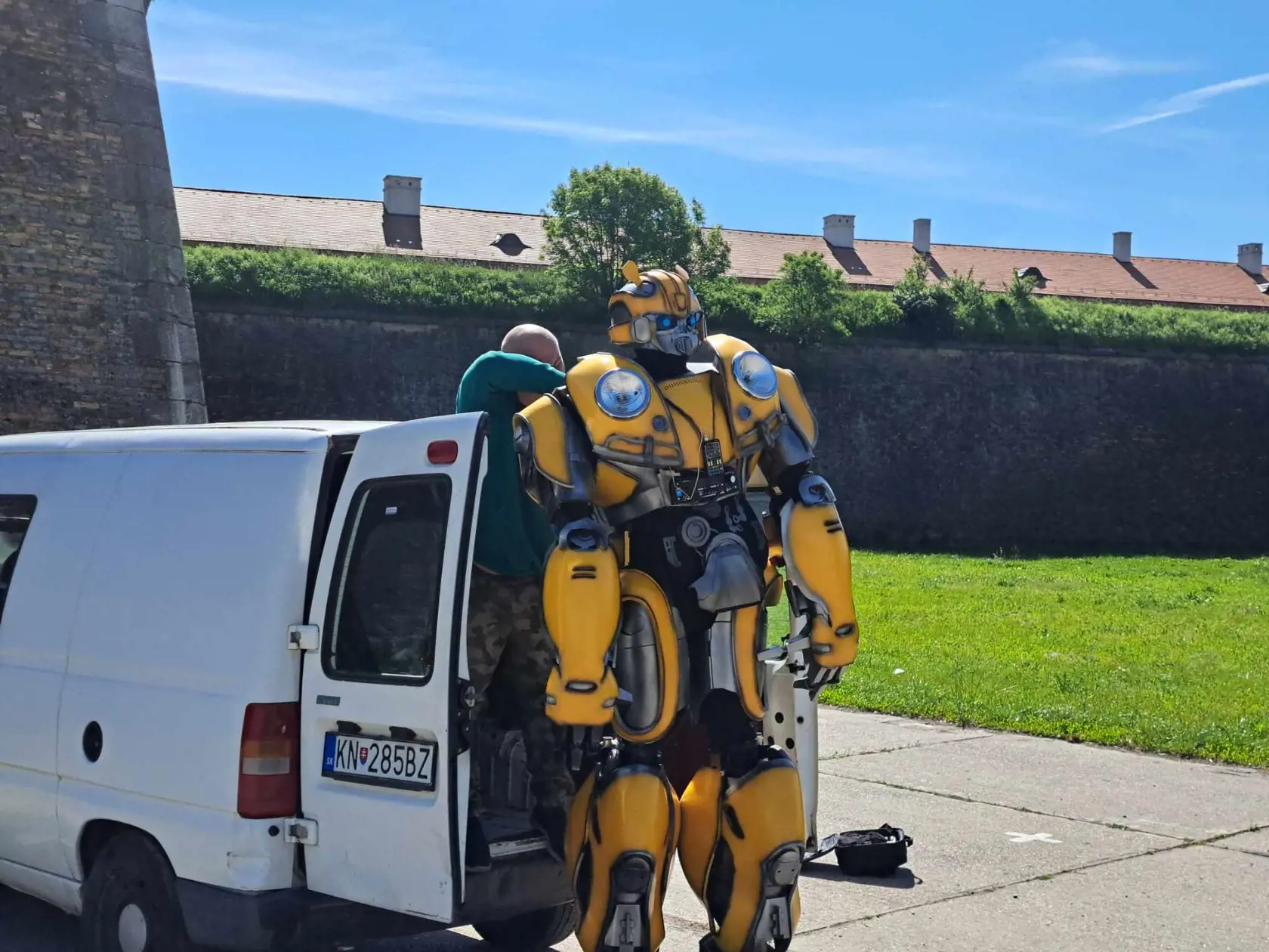 Pri obliekaní sa montovaní sa využíva aj dodávka.