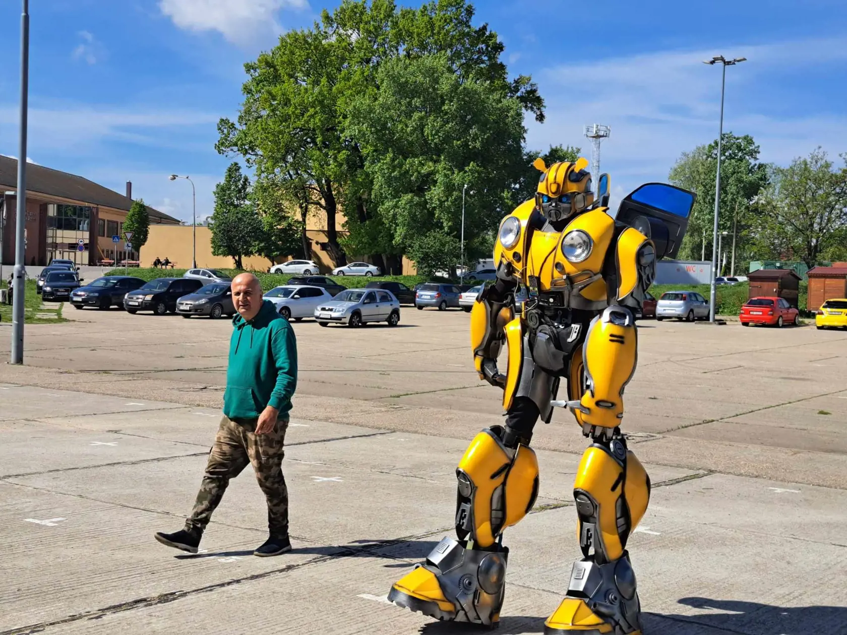 Bumblebee sa mohol ukázať v plnej paráde. Pútal pozornosť všetkých okoloidúcich. Jeho výška je totiž až 2,6 metra.