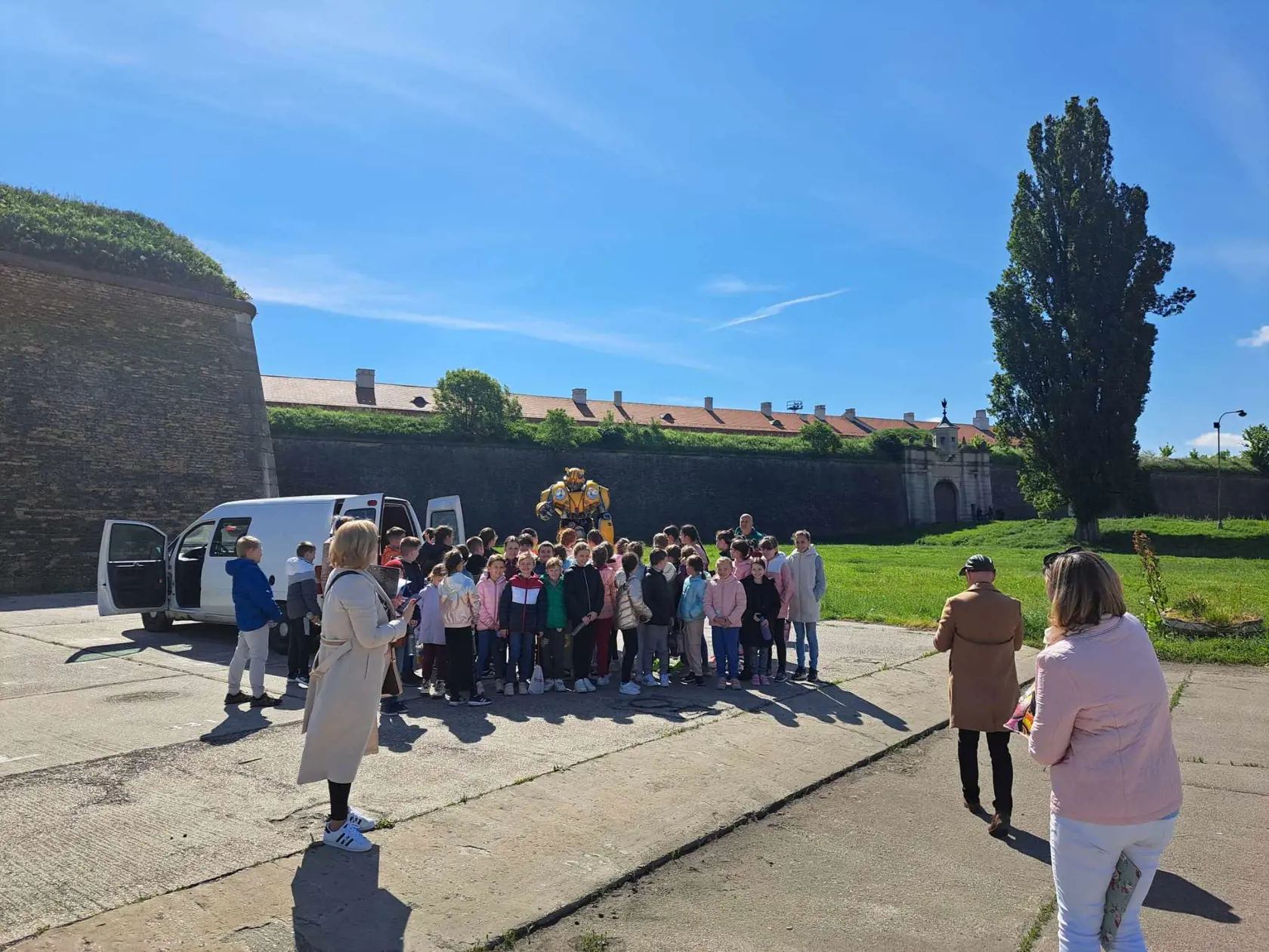 Obľúbený Bumblebee si získava srdcia slovenských detí. Tieto ešte ani netušili, že sa s ním dnes v Komárne stretnú. Spontánne sa k nemu rozbehli.