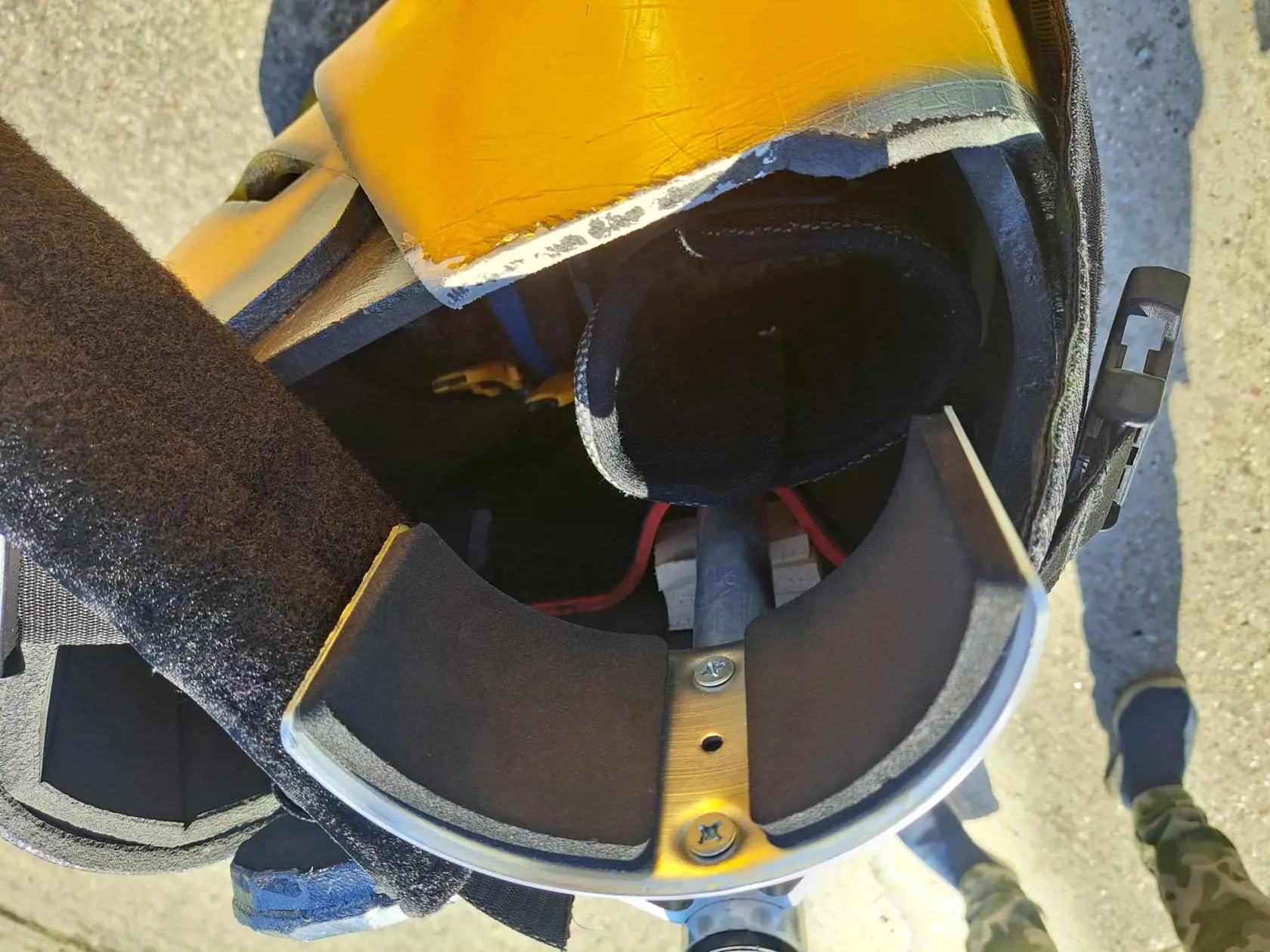 Vo vnútri nôh sú topánky, vo výške približne pol metra od zeme.