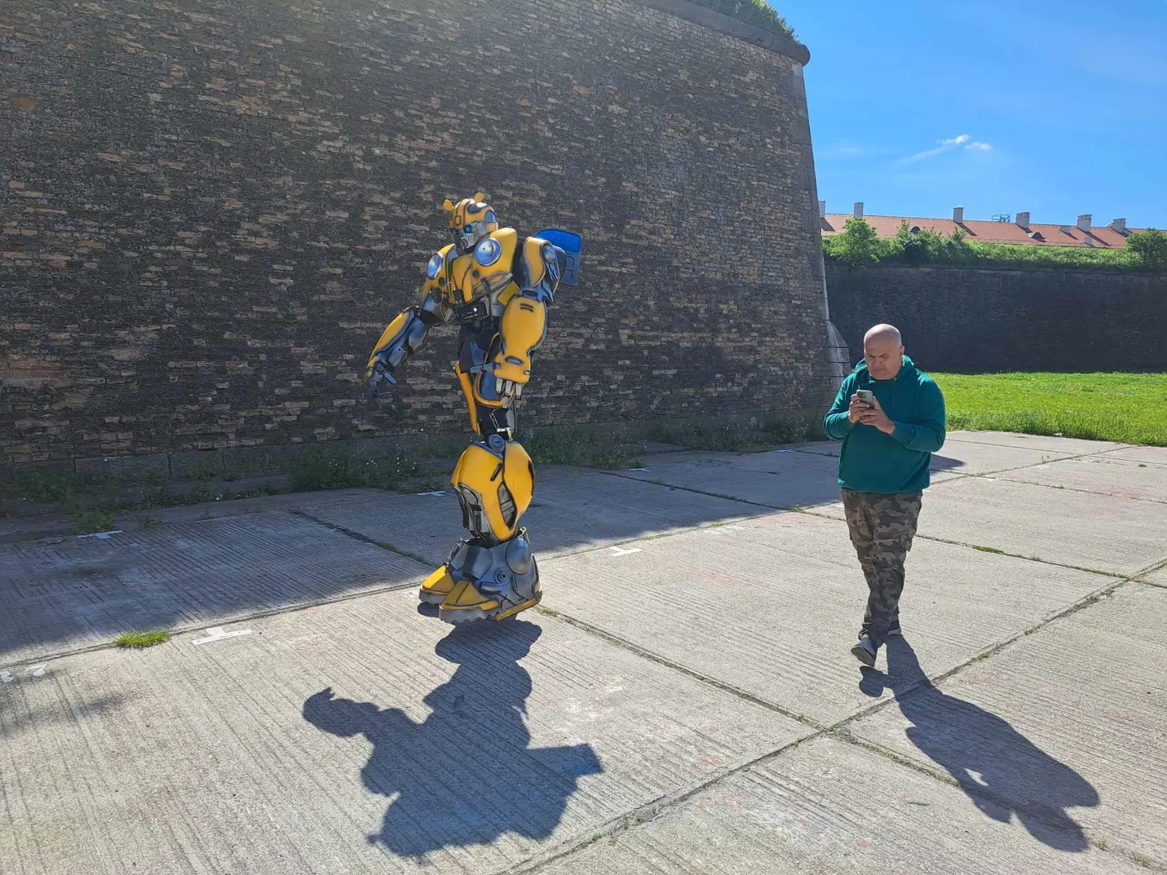 Bumblebee sa mohol ukázať v plnej paráde. Pútal pozornosť všetkých okoloidúcich. Jeho výška je totiž až 2,6 metra.