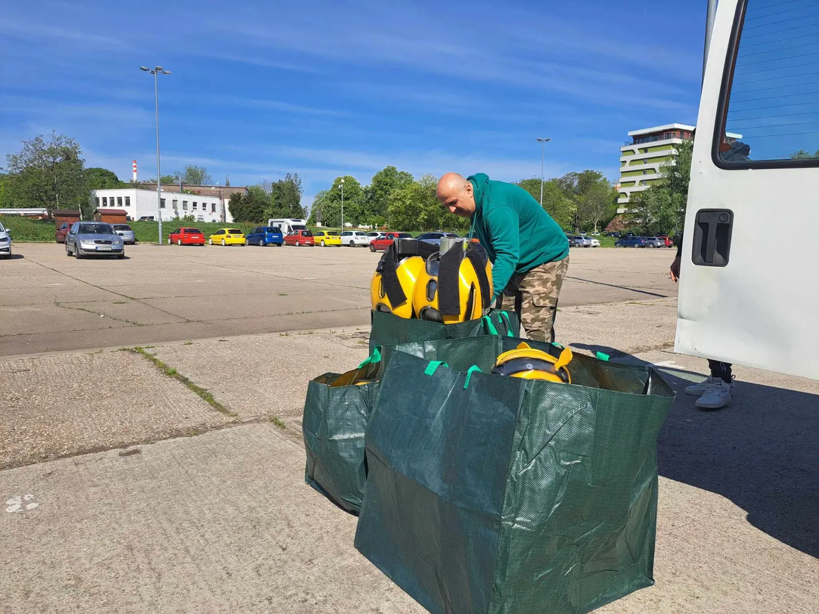 Najprv treba Bumblebeeho vyložiť a jednotlivé časti pripraviť.