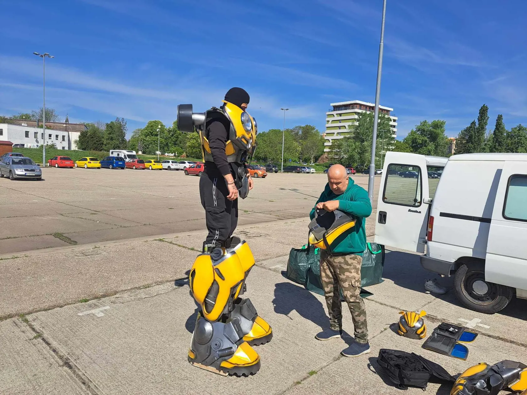 Mark sa začal do obleku Bumblebeeho postupne obliekať. Prvé išli nohy, ktoré sa musia poriadne upevniť.